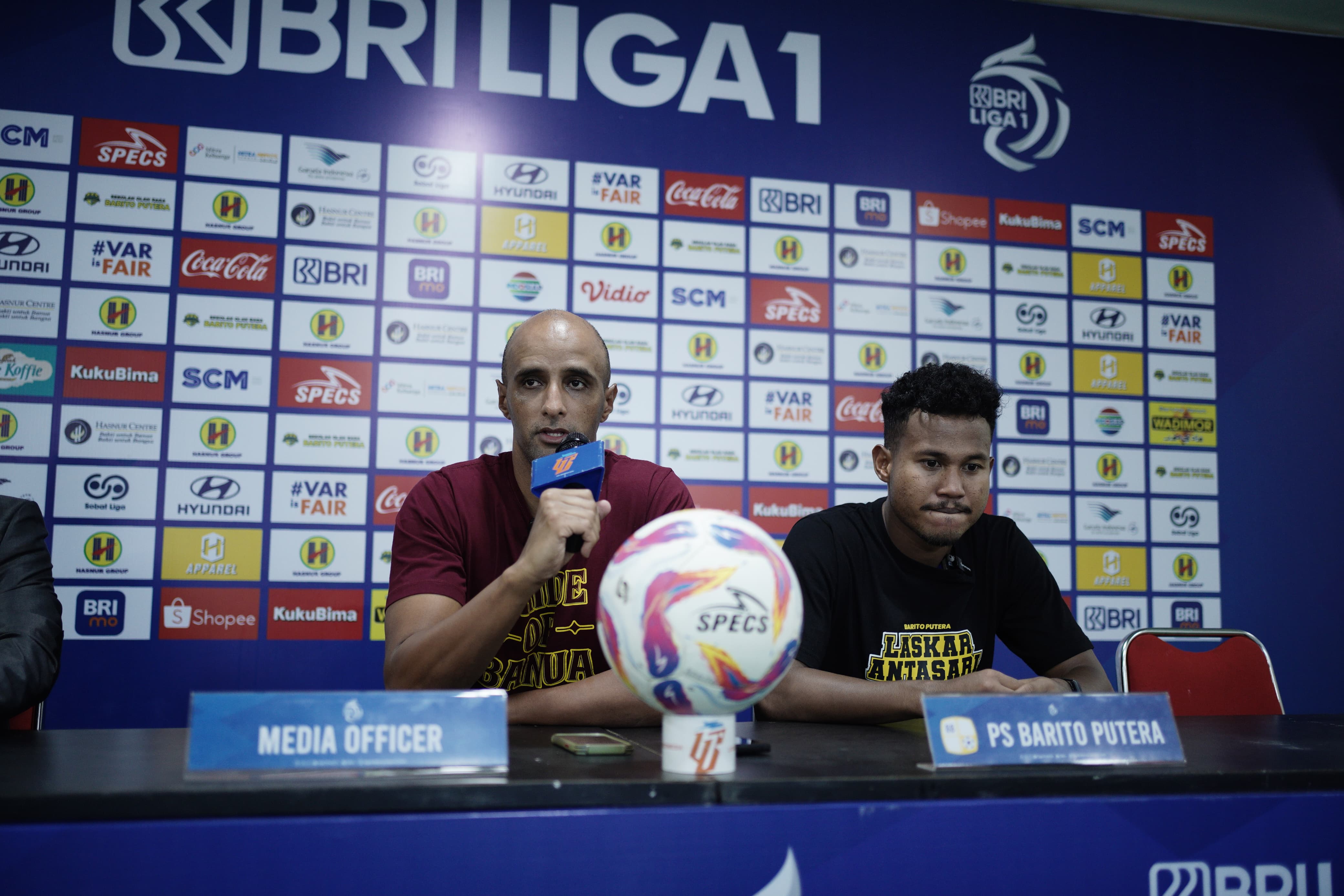 KONFERENSI: Pelatih Barito Putera, Vitor Tinoco (kiri), bersama bek Bagas Kaffa (kanan) saat konferensi pers jelang laga melawan PSM Makassar di Stadion Demang Lehman, Jumat (16/5/2025).