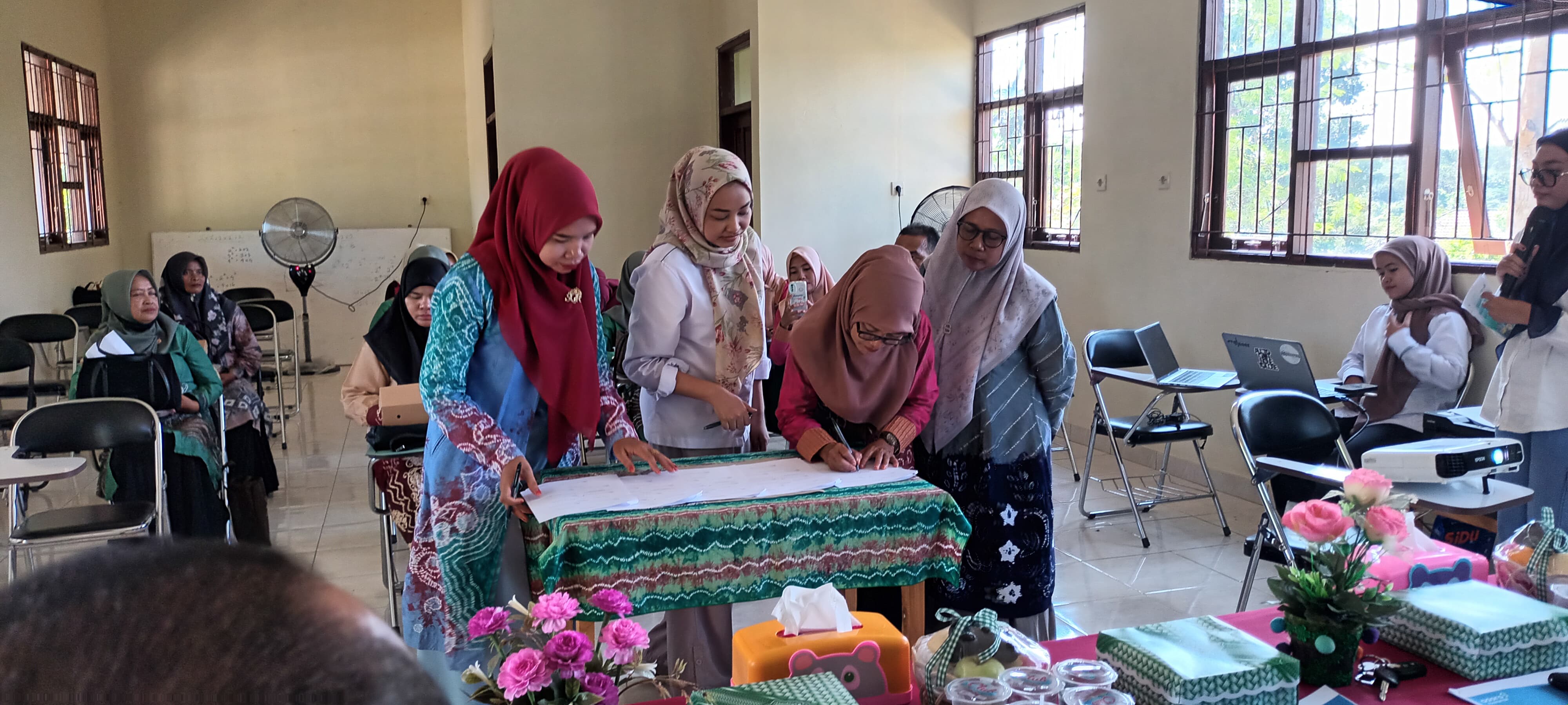 TANDA TANGAN:Perwakilan sekolah penerima MBG Adaro dan pemilik ketering menandatangani berkas kesepakatan.