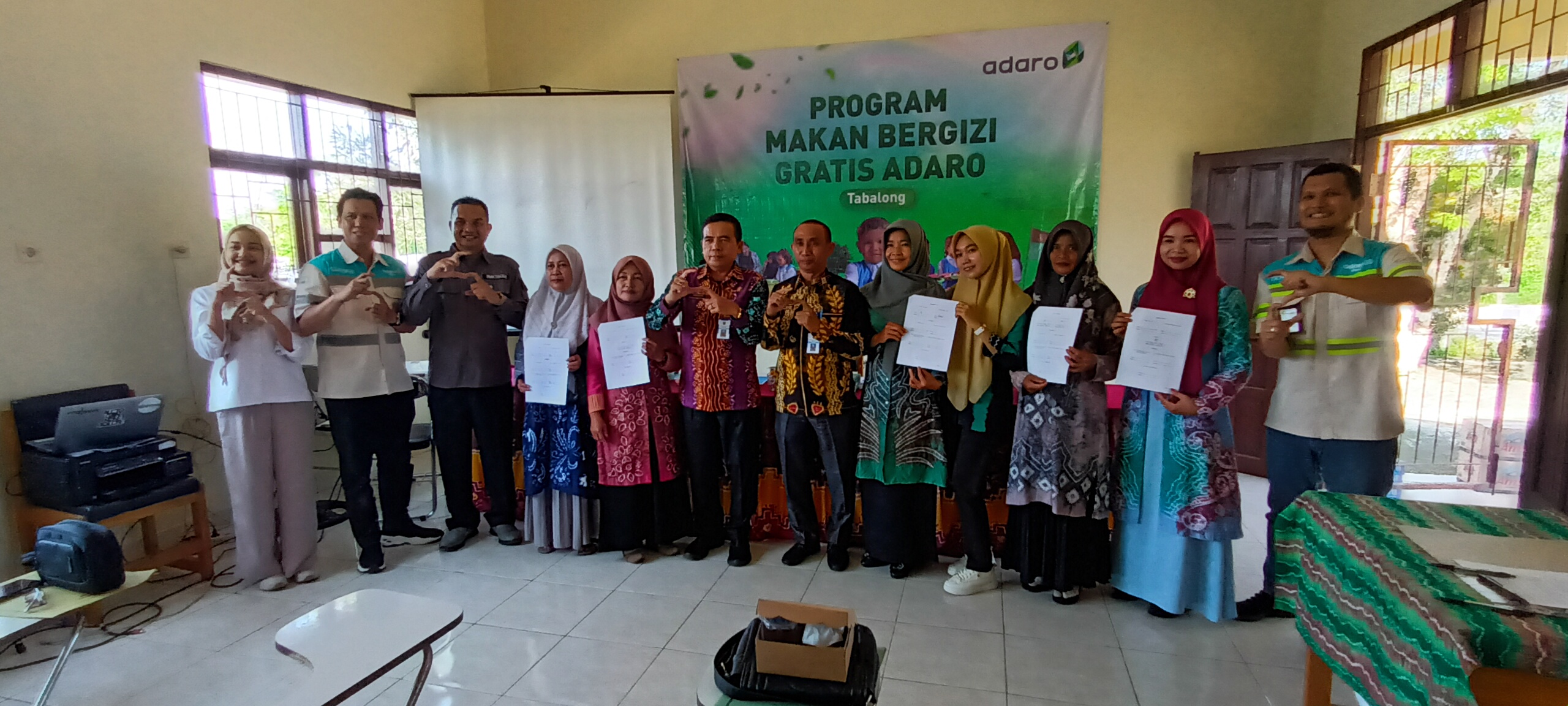 SUKSESKAN MBG:Jajaran YABN, Dinkes Tabalong, Disdikbud Tabalong, sekolah dan pihak katering berfoto bersama usia penandatanganan kerja sama MBG.