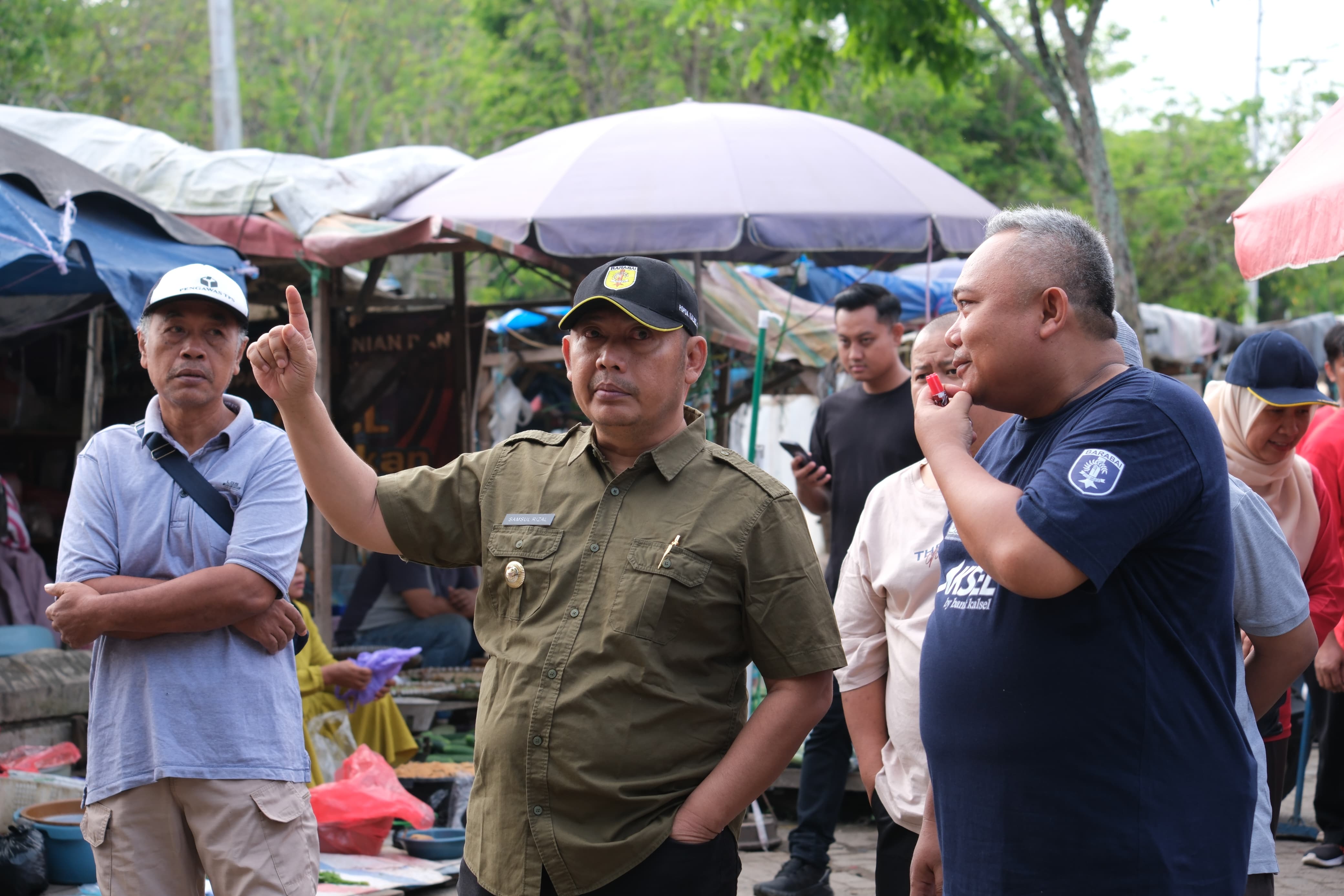 PIMPIN:Bupati Kabupaten HST, Samsul Rizal turun ke lapangan memimpin gerakan bersihkan pasar, Jumat (16/5/2025).