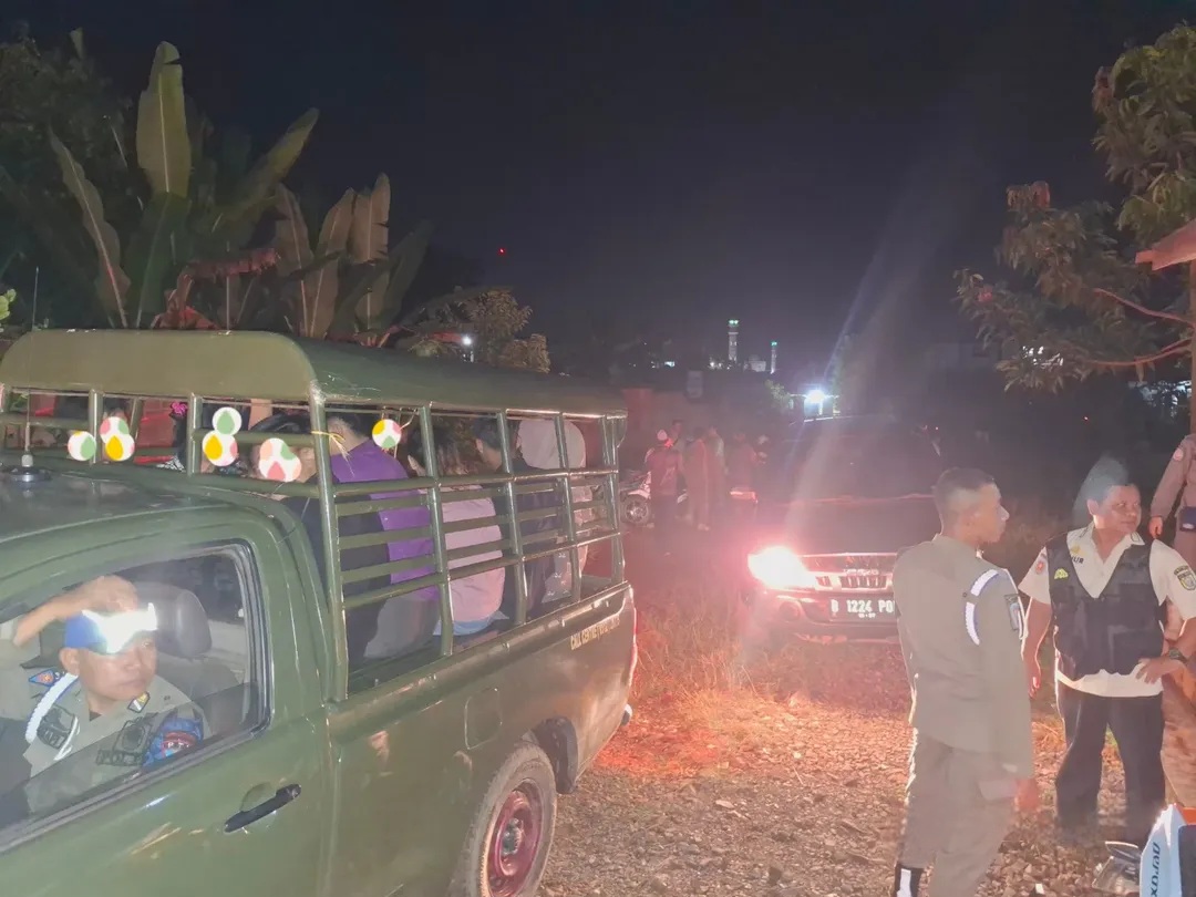DIAMANKAN : Sebelas orang yang terjaring penggerebekan di salah satu rumah kos di Jalan Pusara di bawa ke Kantor Satpol PP dan Damkar Tala, Rabu (14/5) malam. (Foto : Satpol PP dan Damkar Tala untuk R