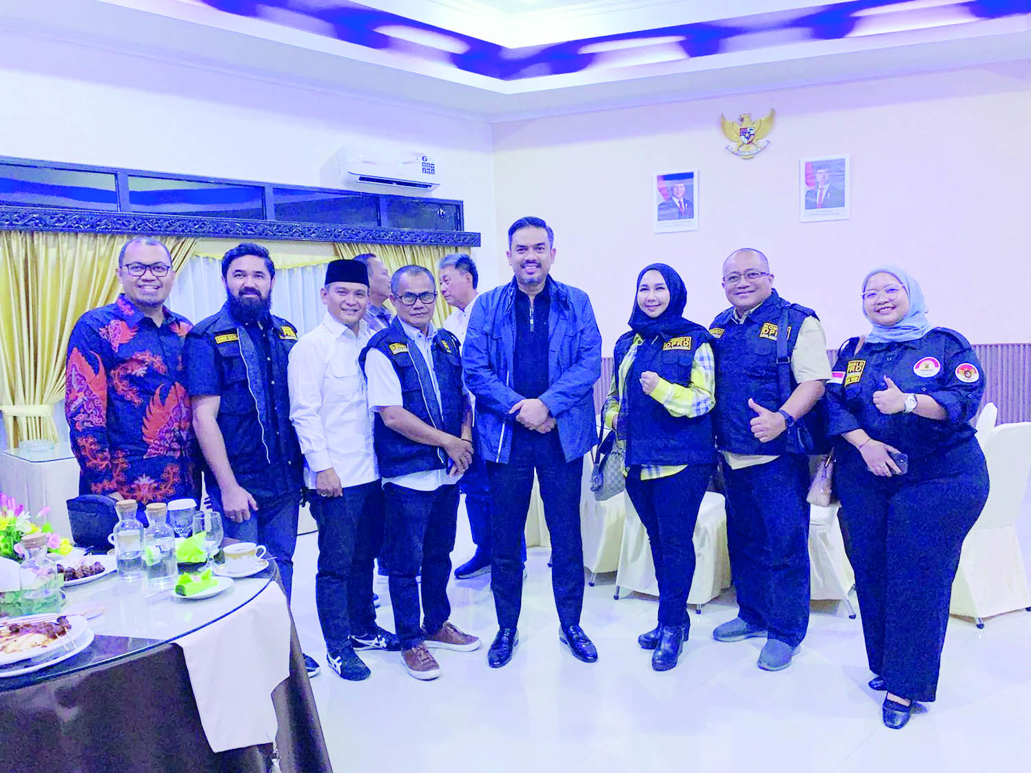 FOTO BERSAMA: Menteri UMKM RI, Maman Abdurrahman (tengah) berfoto bersama Ketua DPRD Banjarbaru, Gusti Rizky Sukma Iskandar Putera, jajaran Komisi II DPRD Banjarbaru. (Foto: Humas dprd Banjarbaru)