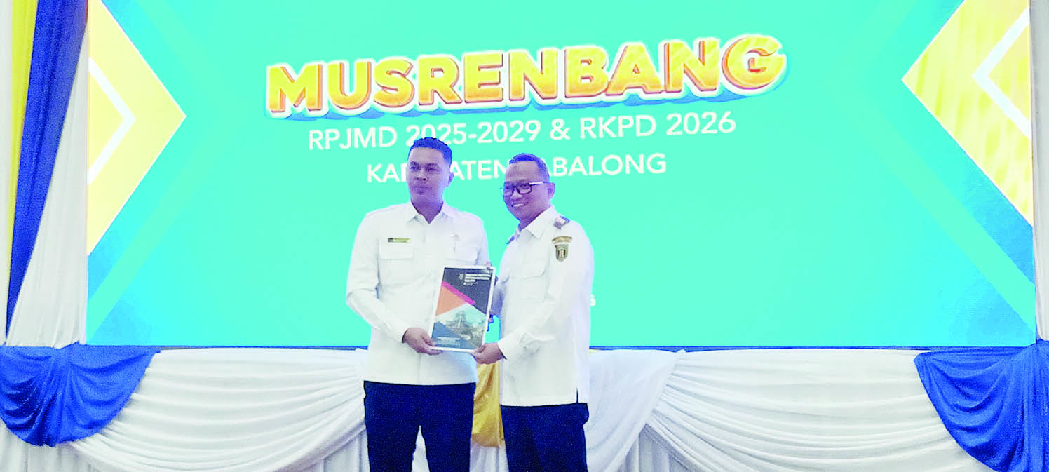 POKIR: Ketua DPRD Tabalong, Riza Fahlipi secara simbolis menyerahkan usulan ke Bupati Tabalong H Muhammad Noor Rifani.
