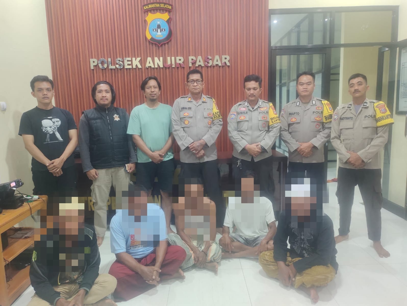 DIAMANKAN: Para pelaku saat digiring ke markas Polsek Anjir Pasar.