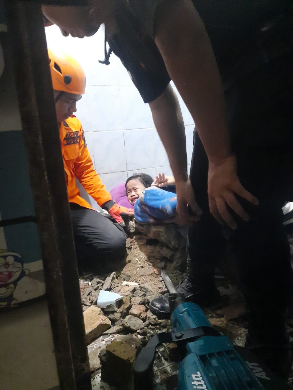 EVAKUASI: Menggunakan alat bor, BPBD mengevakuasi balita yang tangannya tersedot dan nyangkut di lubang kloset.