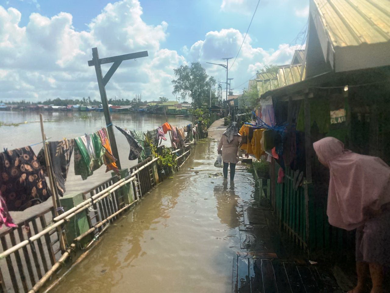 TENGGELAM: Kondisi titian beton Kampung Hijau di Sungai Bilu ketika dilanda banjir rob.