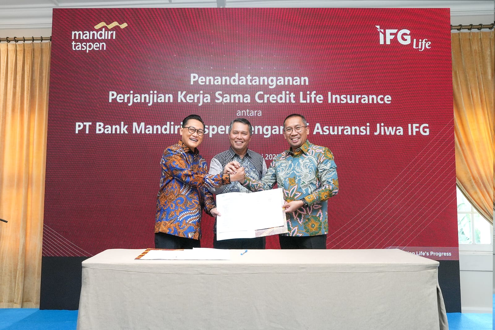 KI-KA:Direktur Bisnis Korporasi, Bugi Riagandhy dan Direktur Utama PT Asuransi Jiwa IFG, Budi Tua Tampubolon, serta Direktur Finance, Risk and Operations Bank Mantap, Putu Apriyanto (kanan).