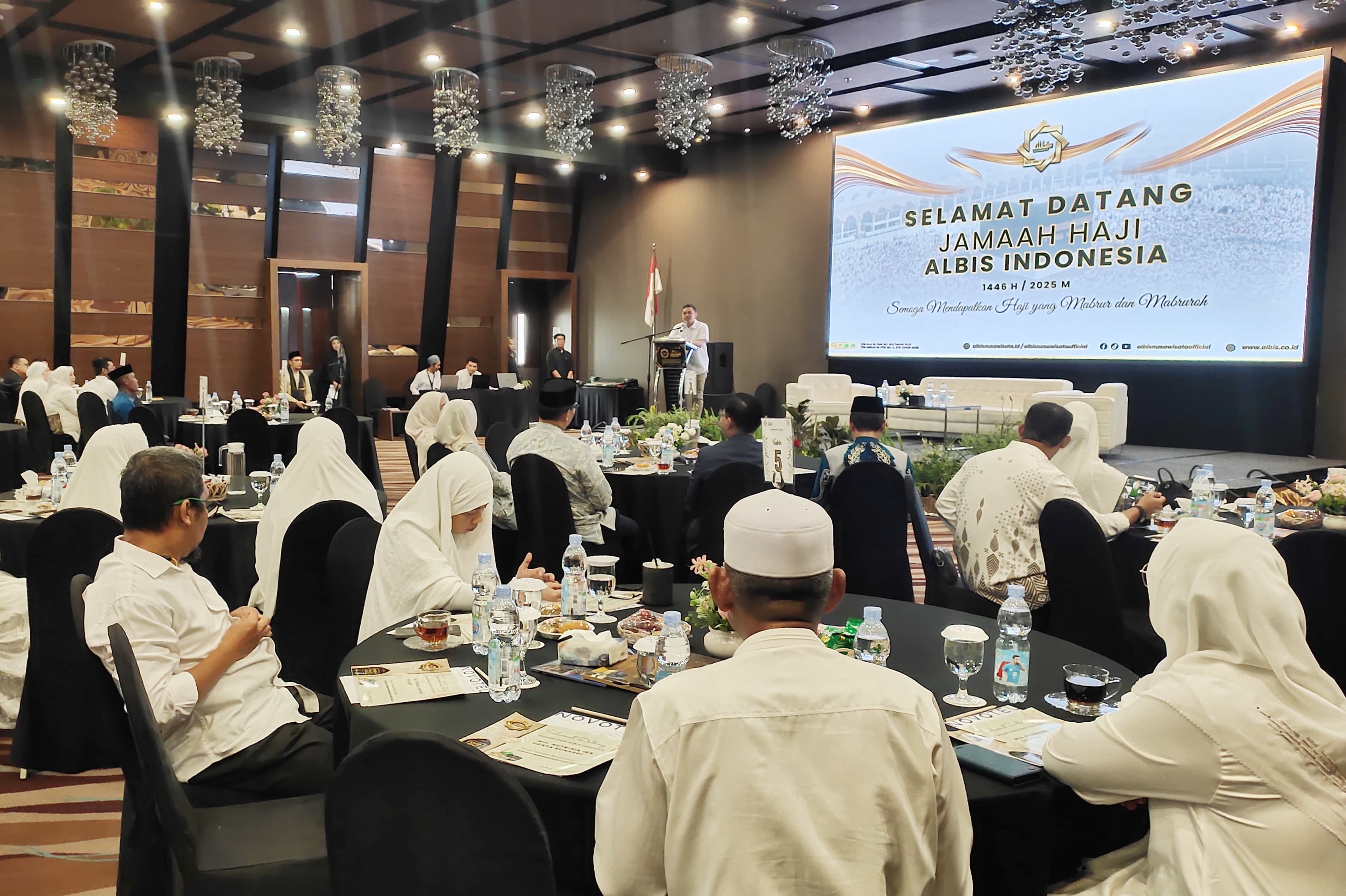 BERI PESAN:Direktur PT Albis Nusa Wisata, H Muhammad Roni Karmani memberikan sambutan pada Manasik Haji di Novotel Banjarbaru, Sabtu (17/5/2025).(Foto:Bayu/Radar Banjarmasin)