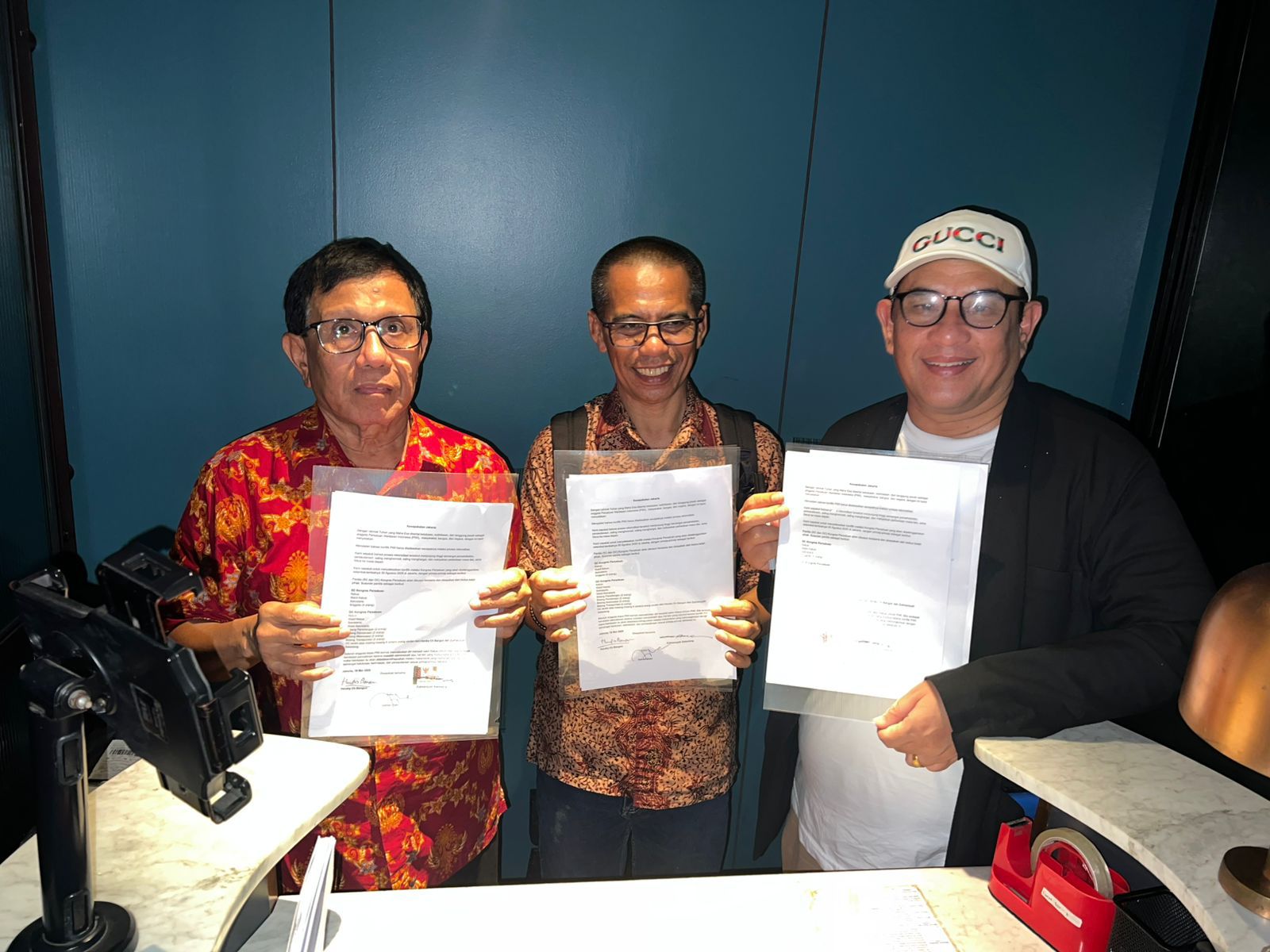 KESEPAKATAN JAKARTA:Ketua Umum PWI Kongres Bandung, Hendry Ch Bangun (kiri) dan Ketua Umum PWI KLB, Zulmansyah Sekedang (kanan) serta anggota Dewan Pers Dahlan Dahi berfoto bersama.
