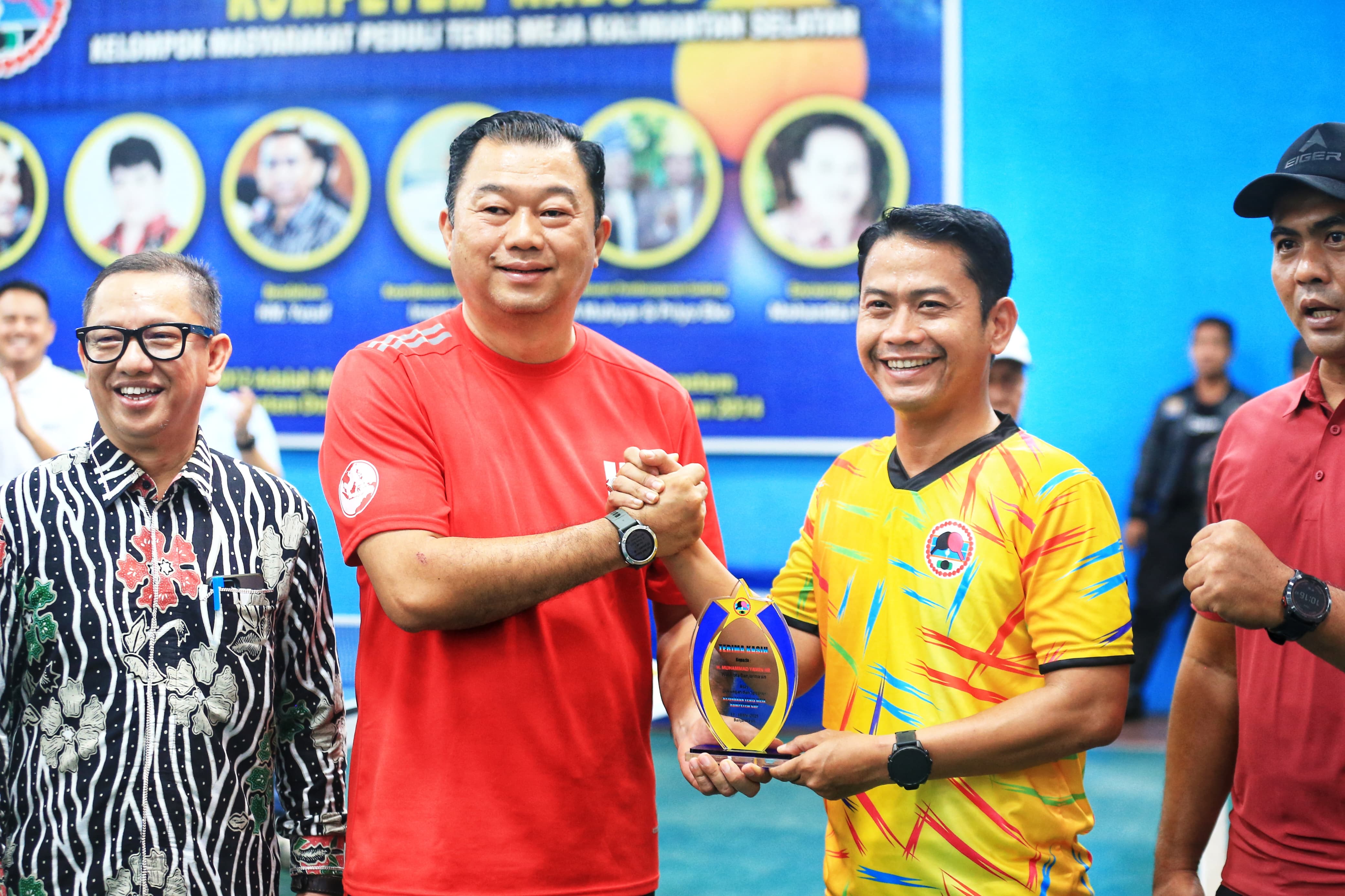 APRESIASI:Ketua Panita Pelaksana Kompetem Cup 2025, Atak Nokvan menyerahkan kenang-kenangan kepada Wali Kota Banjarmasin, HM Yamin didampingi Ketua PTMSI Banjarmasin, Iqbal Firdausi (paling kiri).