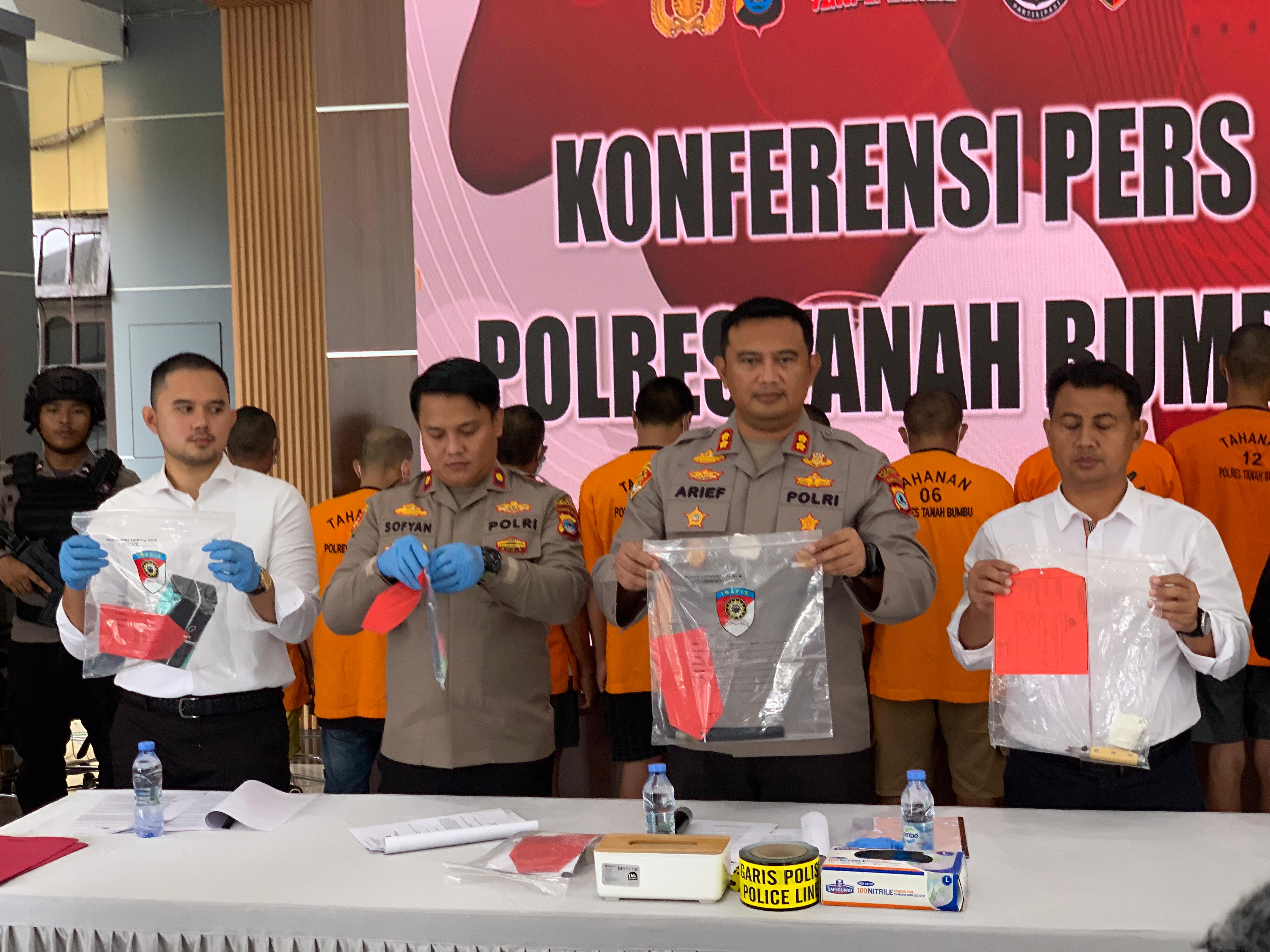 PEMAPARAN: Kapolres Tanah Bumbu AKBP Arief Prasetya saat konferensi pers hasil Operasi Sikat Intan 2025, Senin (19/5). (Foto: Zulqarnain/Radar Banjarmasin)