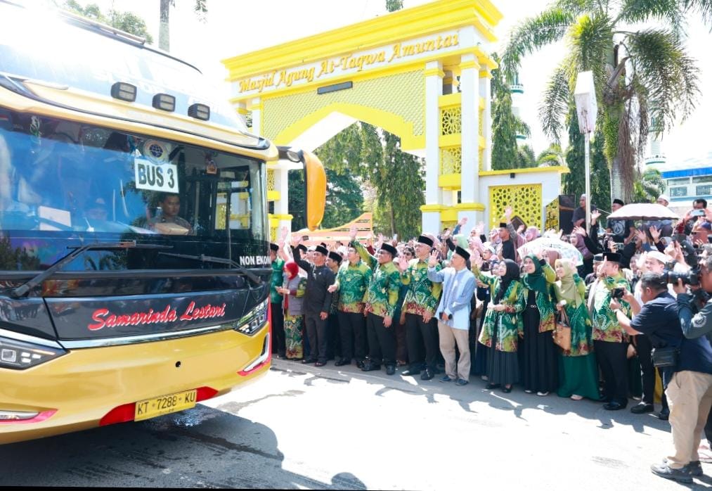 MOMEN:Bupati dan Wakil Bupati HSU, H Sahrujani dan Hero Setiawan melepas JCH HSU Kloter 8 Embarkasi Banjarmasin di depan Masjid At-Taqwa Amuntai, Minggu (18/5/2025).(Foto:M Akbar/Radar Banjarmasin).