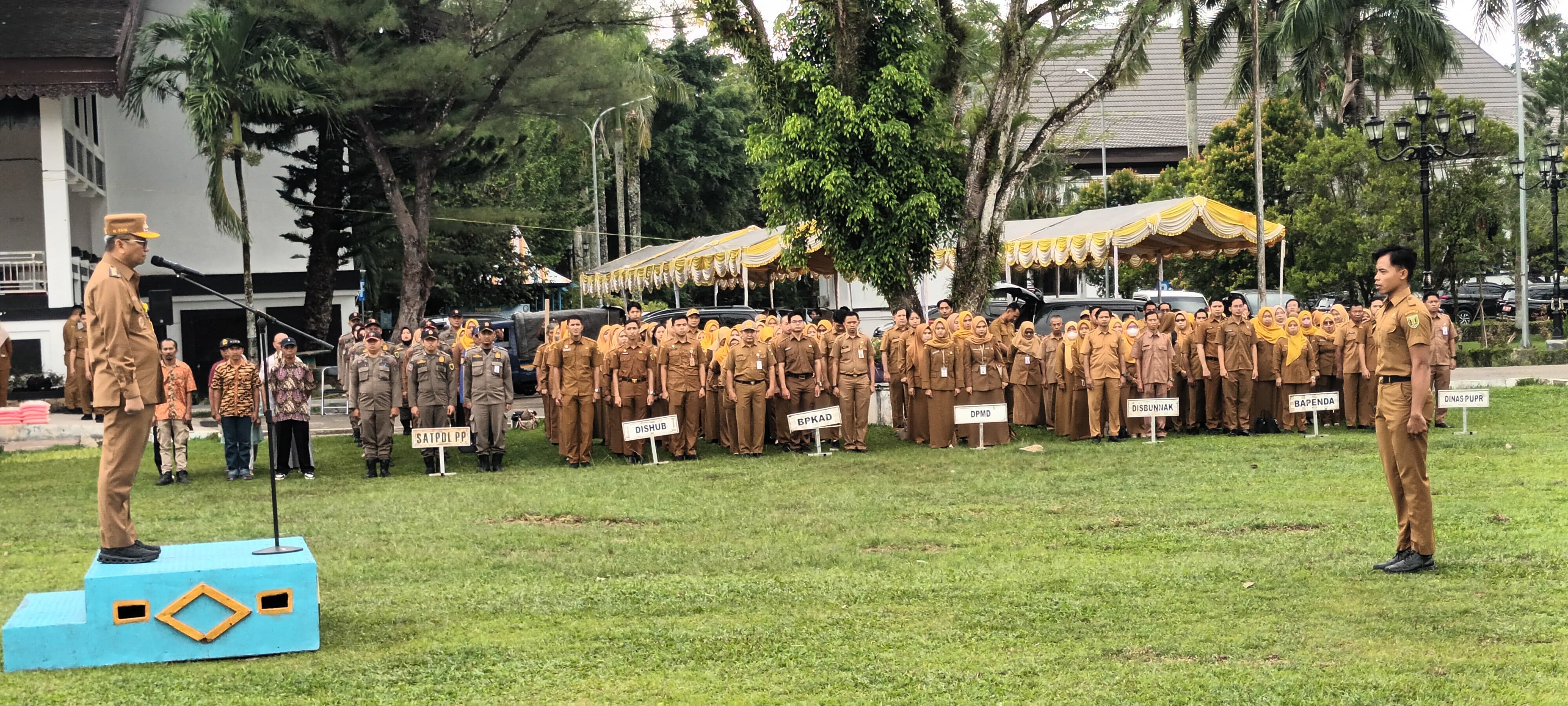 UMUMKAN SERAPAN ANGGARAN : Bupati Tabalong H Muhammad Noor Rifani mengumumkan serapan APBD Tahun 2025 di apel gabungan ASN di halaman Pendopo Bersinar Pembataan, Murung Pudak, Tabalong.