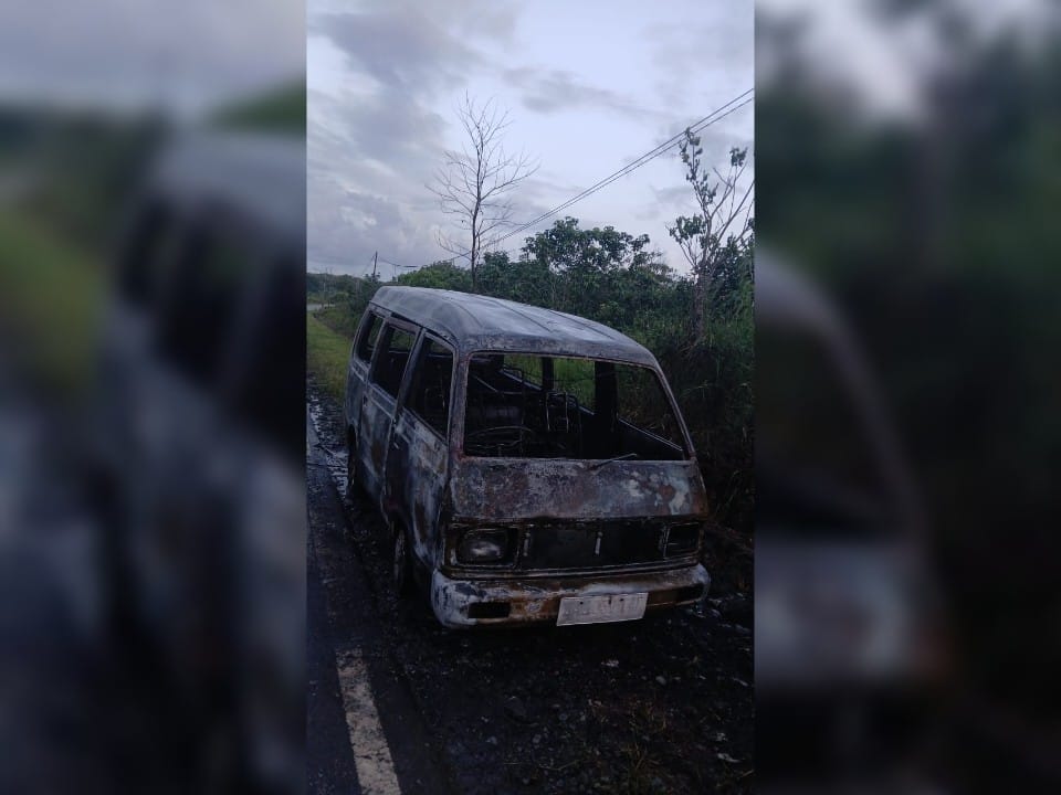 KORSLETING : Sebuah mobil jenis minibus terbakar di pinggir Jalan A Yani Desa Jilatan, Kecamatan Batu Ampar. (Foto : Ahmadi untuk Radar Banjarmasin)