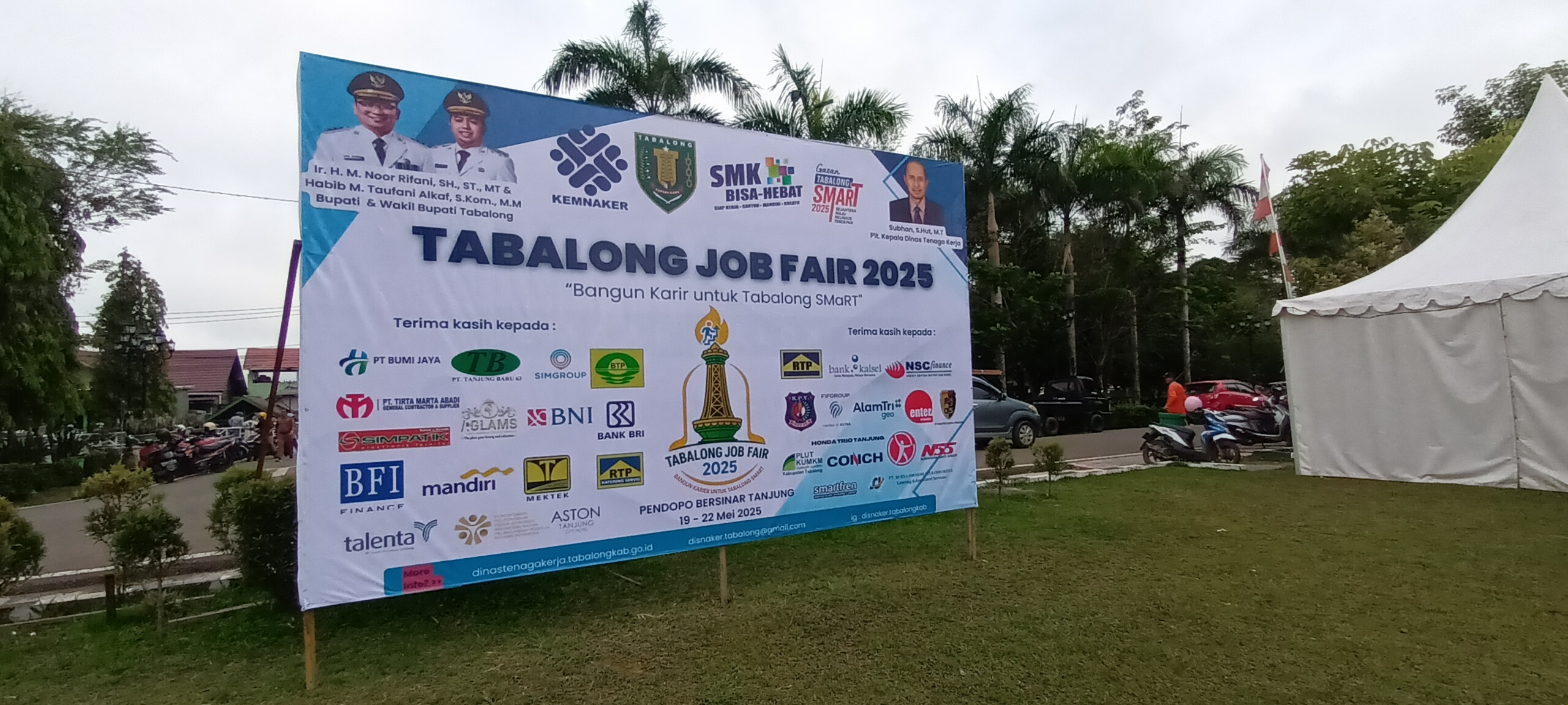 JOB FAIR 2025 : Spanduk Job Fair terpasang di halaman Pendopo Bersinar Pembataan, Murung Pudak Tabalong. Jadwalnya dimulai Senin (19/5/2025) ini.