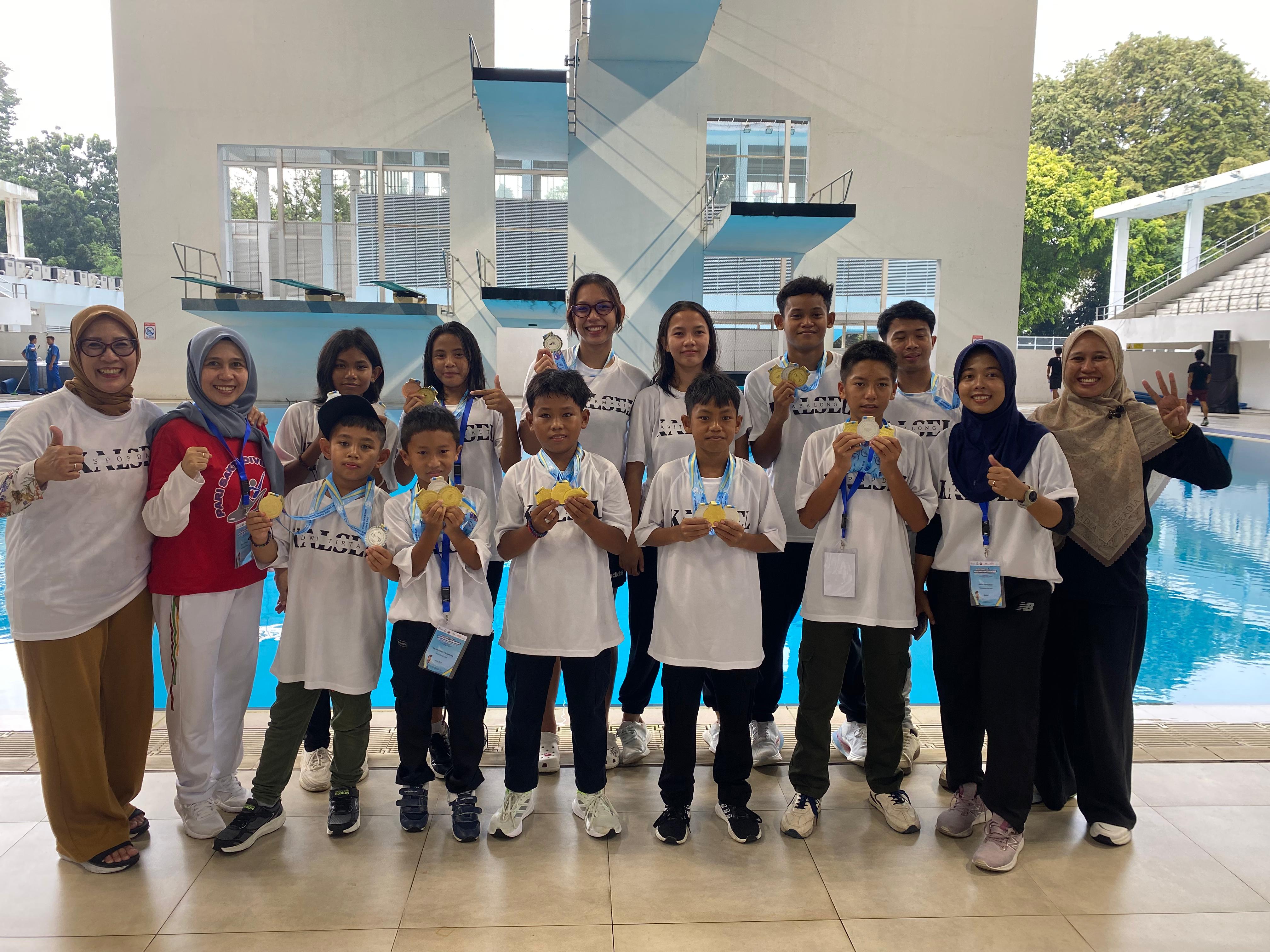 Ekspresi penuh semangat atlet loncat indah Kalsel saat bersiap tampil di ajang internasional, membawa pulang prestasi gemilang untuk Banua.(dok PRSI Kalsel)