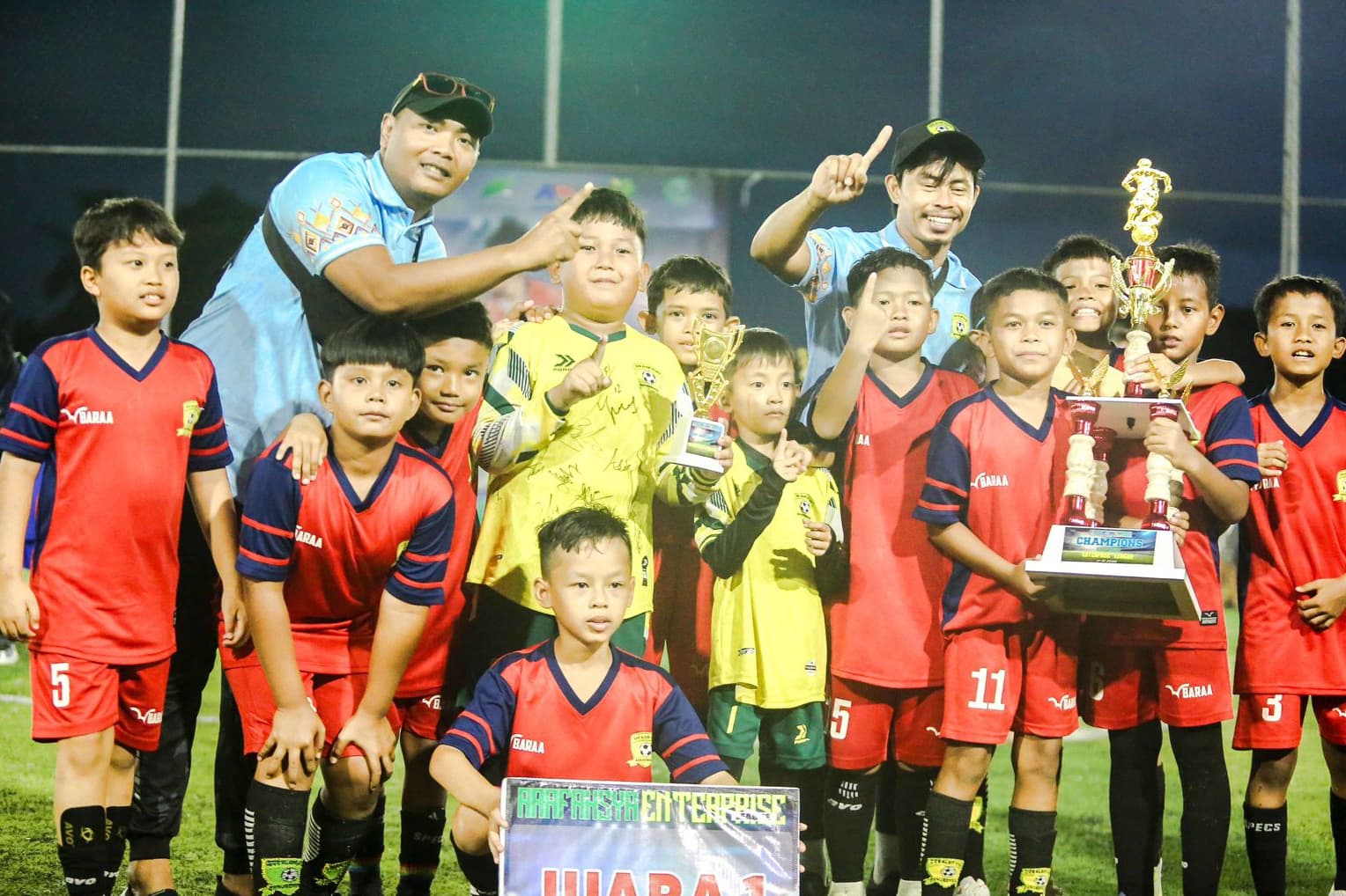 MERAYAKAN: Para pemain SSB Alam Hijau merayakan gelar juara Arafahsya Enterprise League U-10 2025 usai mengalahkan Puma BJB lewat adu penalti di partai final.(M Idris Jian Sidik)