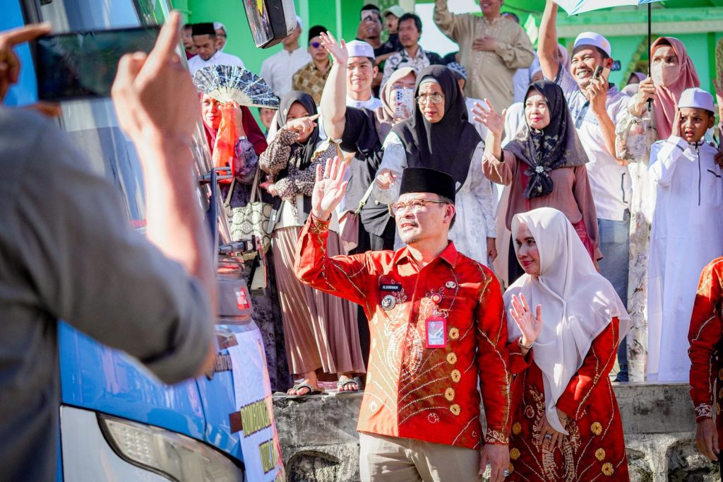 SELAMAT JALAN:Pj Wali Kota Banjarbaru, H Subhan Nor Yaumil dan keluarga jamaah melepas keberangkatan jamaah haji Banjarbaru di Masjid Agung Al-Munawwarah, Jumat (16/5/2025).(Foto:MC Banjarbaru)