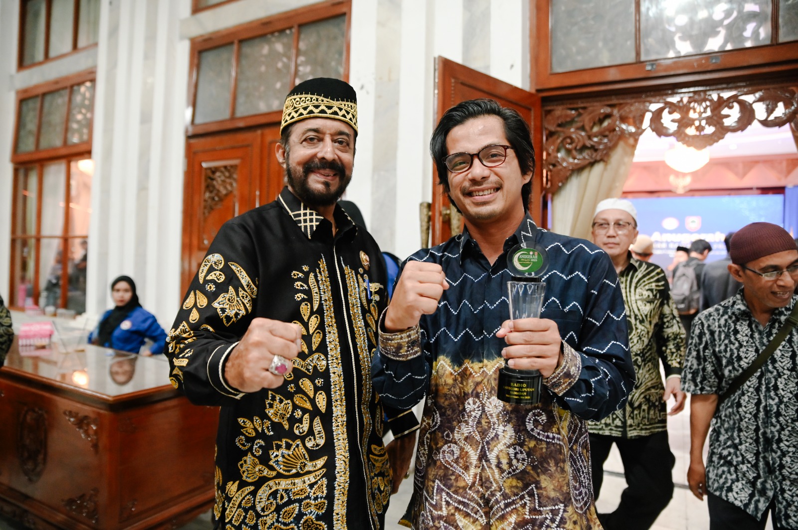 PRESTASI:Richy Petroza, Pimpinan Jhonlin Radio (kanan) bersama Ketua KPID Kalsel, HM Farid Soufian di acara Anugerah Syiar Ramadhan (ASR) 2025 di Mahligai Pancasila, Banjarmasin, Sabtu (17/5/2025).