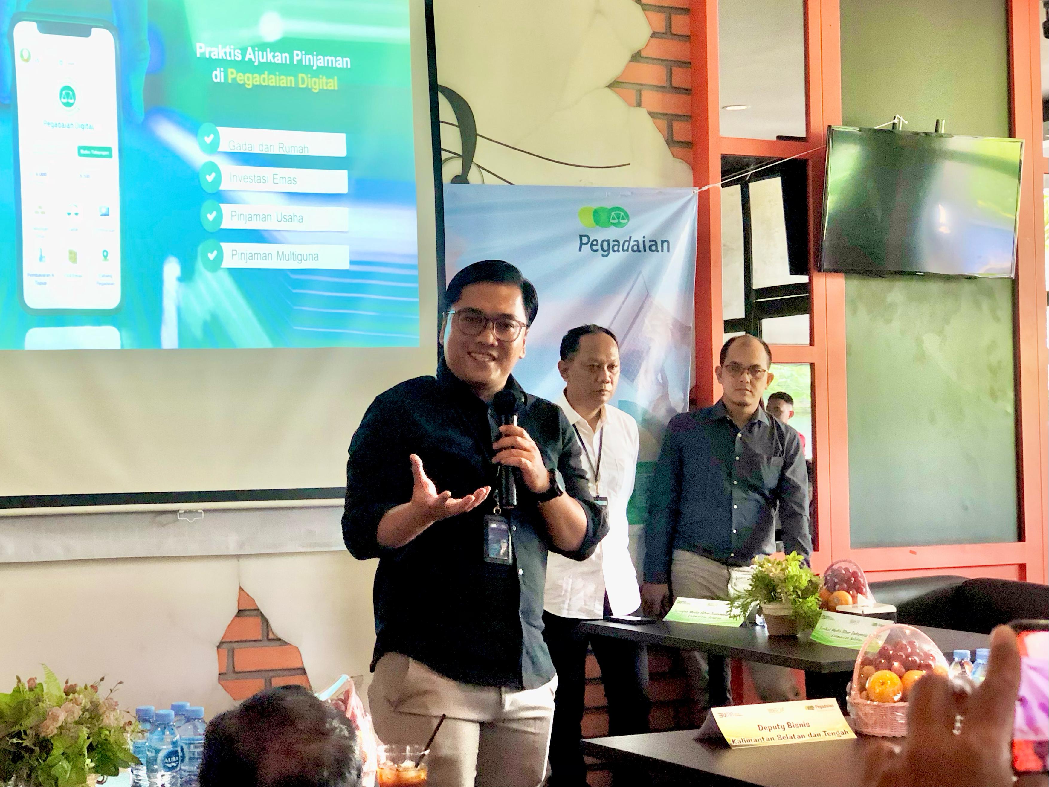 KOLABORASI MEDIA:Pemimpin Wilayah PT Pegadaian Kanwil IV Balikpapan (Wilayah Kalimantan), Rinaldi Lubis menyampaikan sambutan pada media gathering di Dakota Coffee Banjarmasin, Senin (19/5/2025).