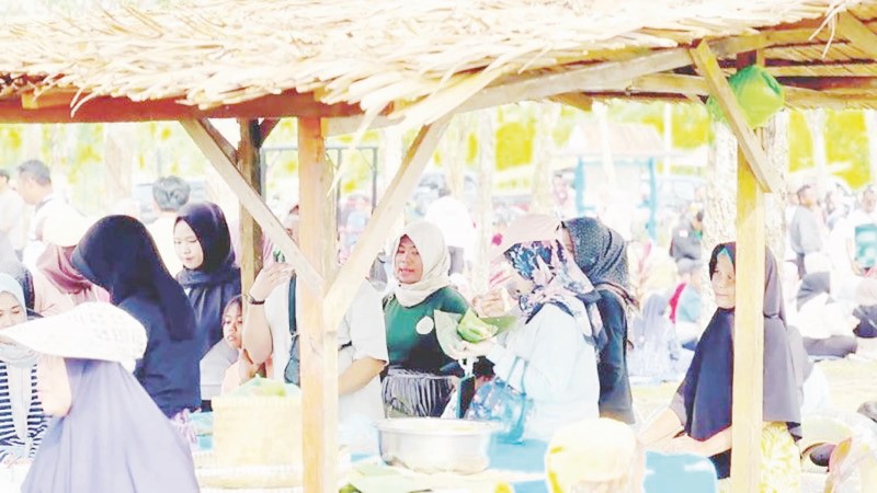 KULINER LOKAL: Festival Kuliner Tradisional yang digelar rutin setiap bulan oleh Desa Batulicin Irigasi, Kecamatan Karang Bintang, Tanah Bumbu. (Foto: dokumen radar banjarmasin)