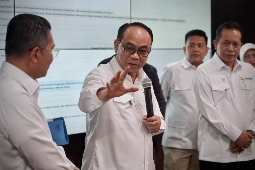TERTUDUH: Menteri Koperasi Budi Arie Setiadi meluncurkan situs resmi Koperasi Desa atau Kopdes Merah Putih, Senin (22/4).