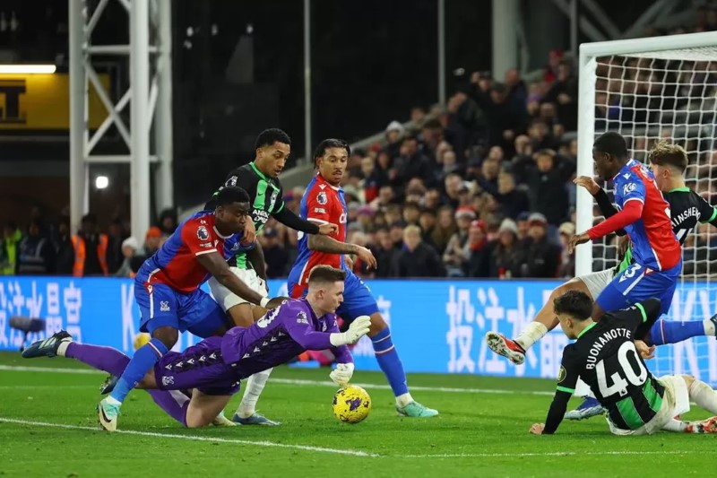 MENANGKAP: Kiper Crystal Palace, Dean Henderson saat ingin menangkap bola.