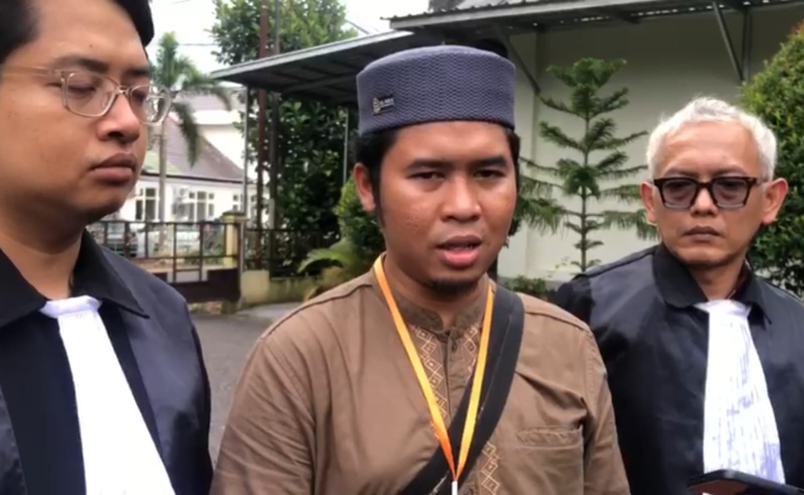 TERIMA KASIH: Pemilik Toko Mama Khas Banjar Firly Norachim bersama kuasa hukumnya usai menjalani sidang ke-10 di PN Banjarbaru, Senin (19/5) siang.