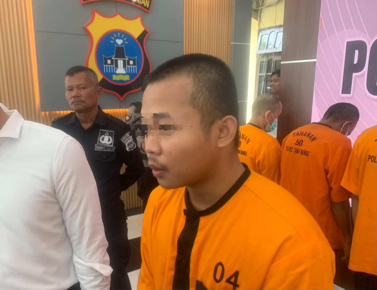 DIRINGKUS: Pelaku kasus uang palsu, EP (23, saat dihadirkan dalam konferensi pers di Polres Tanah Bumbu. (Foto: Zulqarnain/Radar Banjarmasin)