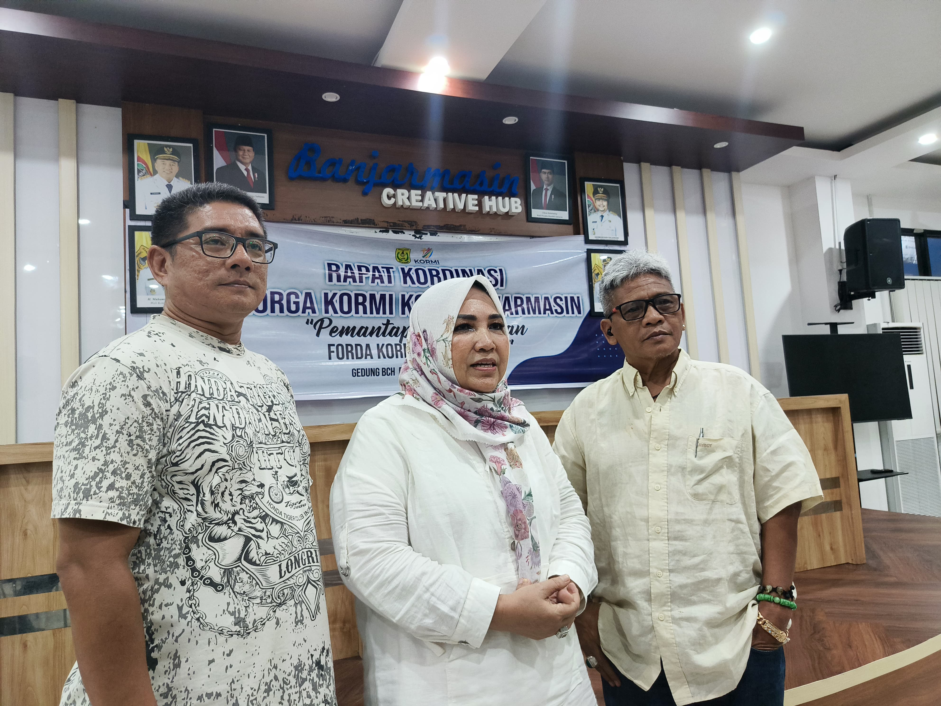 KETERANGAN: Ketua Kormi Kota Banjarmasin, Hj Uzlah, memberikan keterangan kepada media usai rapat koordinasi Inorga dalam rangka persiapan Forda Kalsel 2025 di Gedung BCH, Senin (19/5/2025).