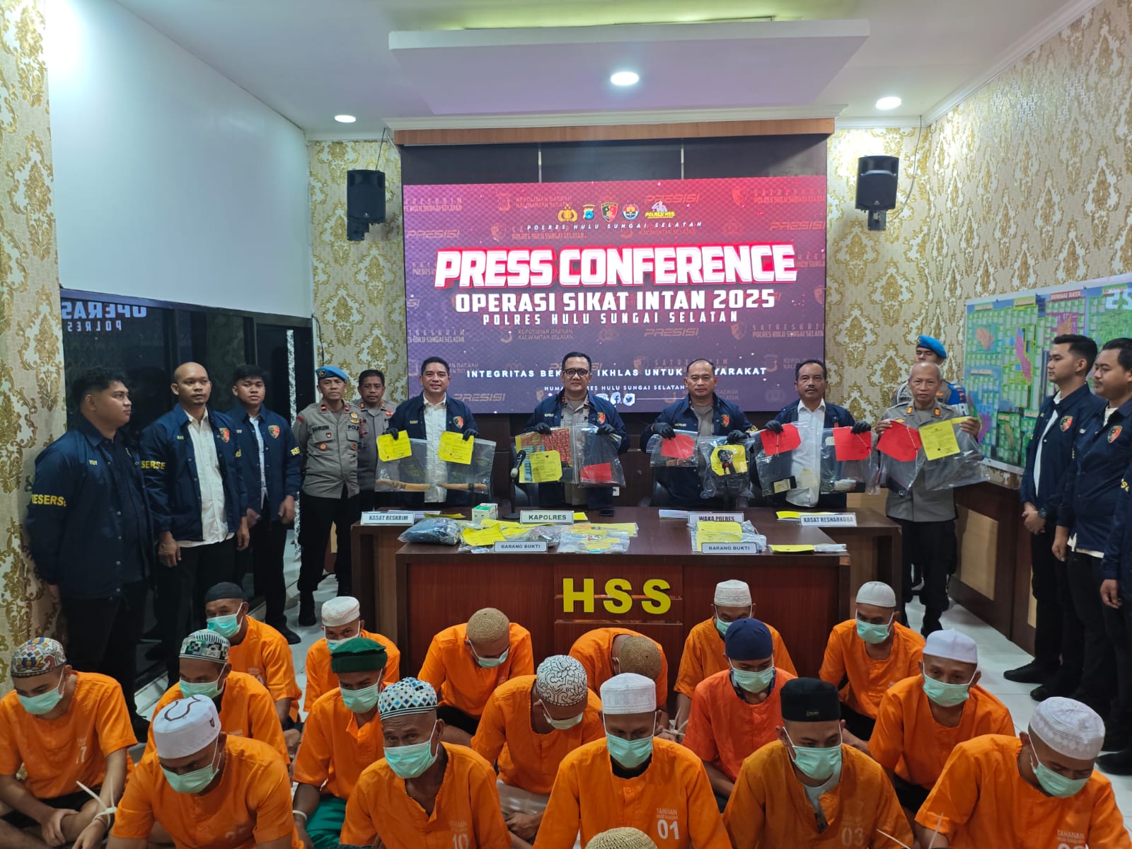TERSANGKA: Kapolres HSS, AKBP Muhammad Yakin Rusdi memperlihatkan barang bukti dan tersangka ungkap kasus Operasi Sikat Intan 2025.