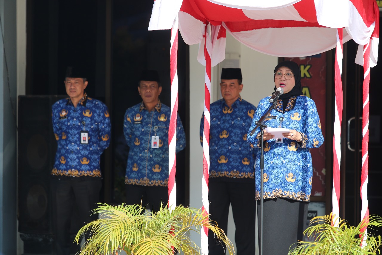 INSPEKTUR UPACARA:Kakanwil Kemenkum Kalsel, Nuryanti Widyastuti memimpin upacara peringatan Harkitnas ke-117, Selasa (20/5/2025).