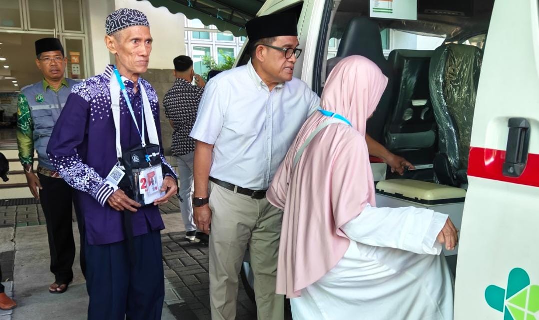 DEKAT:Bupati Kabupaten HSU, H Sahrujani memandu Jemaah Calon Haji (JCH) asal HSU, di Asrama Haji Banjarbaru, Senin (19/5/2025).