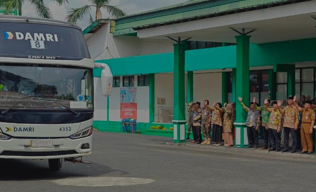 MELEPAS:Wabup HSU, Hero Setiawan melepas JCH HSU yang tergabung di Asrama Haji Banjarbaru, Senin (19/5/2025).
