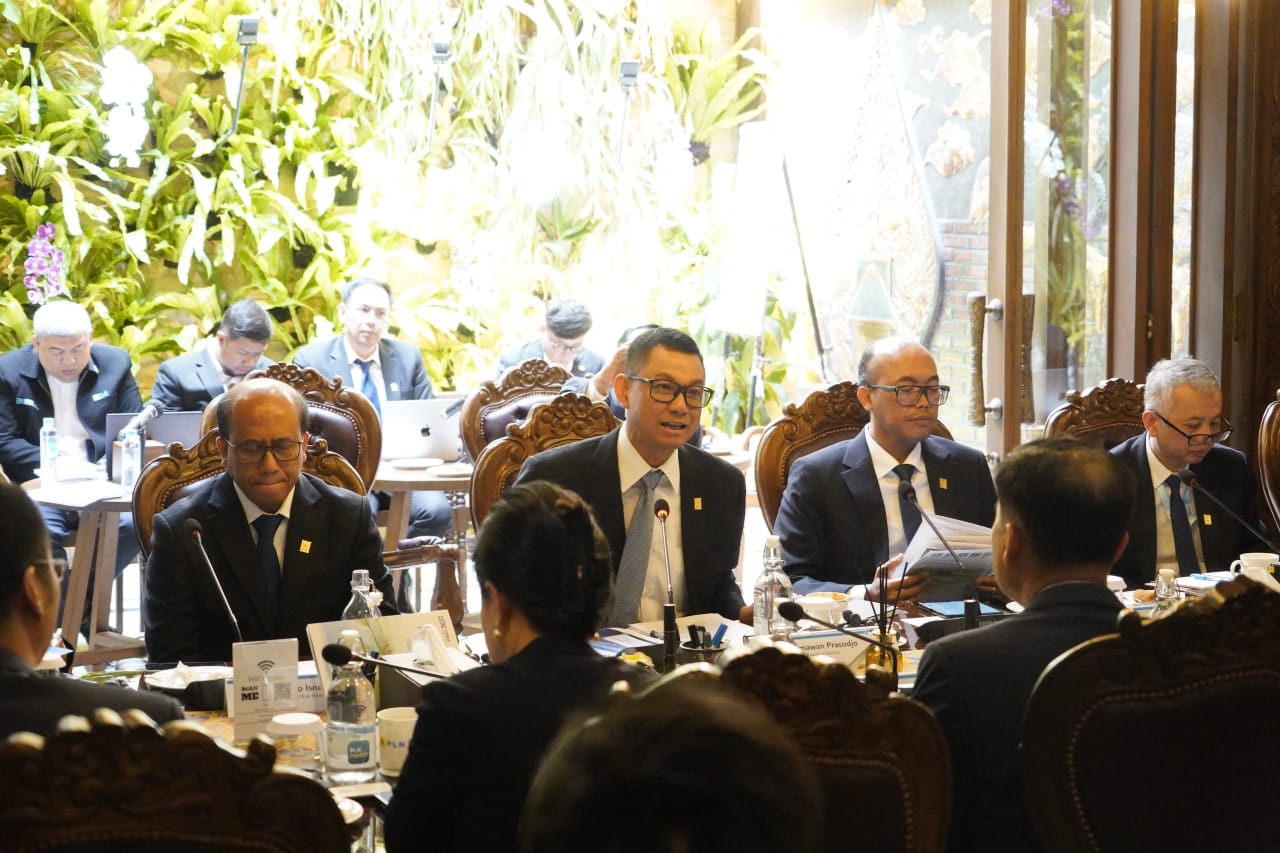 DISKUSI ENERGI: Direktur Utama PLN, Darmawan Prasodjo (kedua dari kiri) bersama jajaran Manajemen PLN ketika berdiskusi dengan EPPEI di Jakarta, Jumat (9/5/2025).