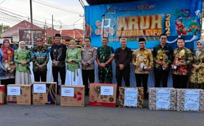 MOMEN:Bupati dan Wakil Bupati Kabupaten HSU, H Sahrujani dan Hero Setiawan saat hadir dalam kegiatan penutupan Expo Amuntai tahun 2025.