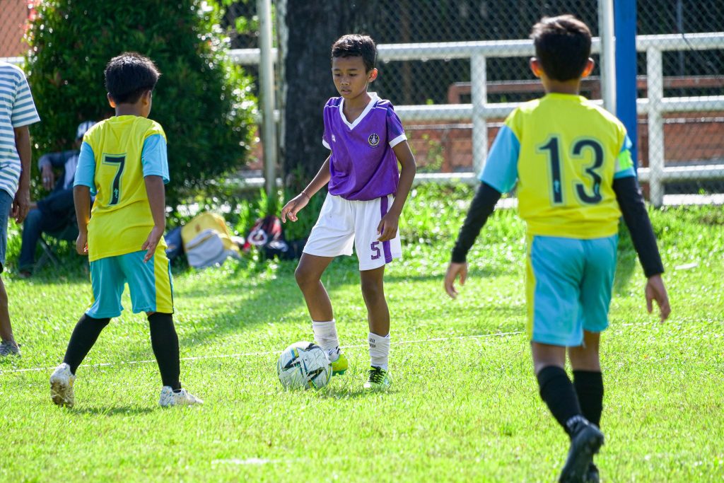 TURNAMEN:Suasana pertandingan Turnamen Sepak Bola Mini Piala KKG PJOK SD Kota Banjarbaru U-12 Cup 1 di Lapangan dr Murdjani, Senin (19/5/2025).(Foto:Media center Banjarbaru)