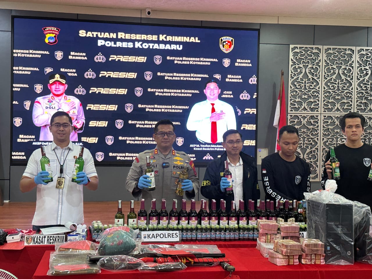 PRESS RELEASE: Kapolres Kotabaru, AKBP Doli M Tanjung, bersama Kasat Reskrim, M Taufan Maulana dan jajarannya memperlihatkan barang bukti dalam operasi sikat Intan