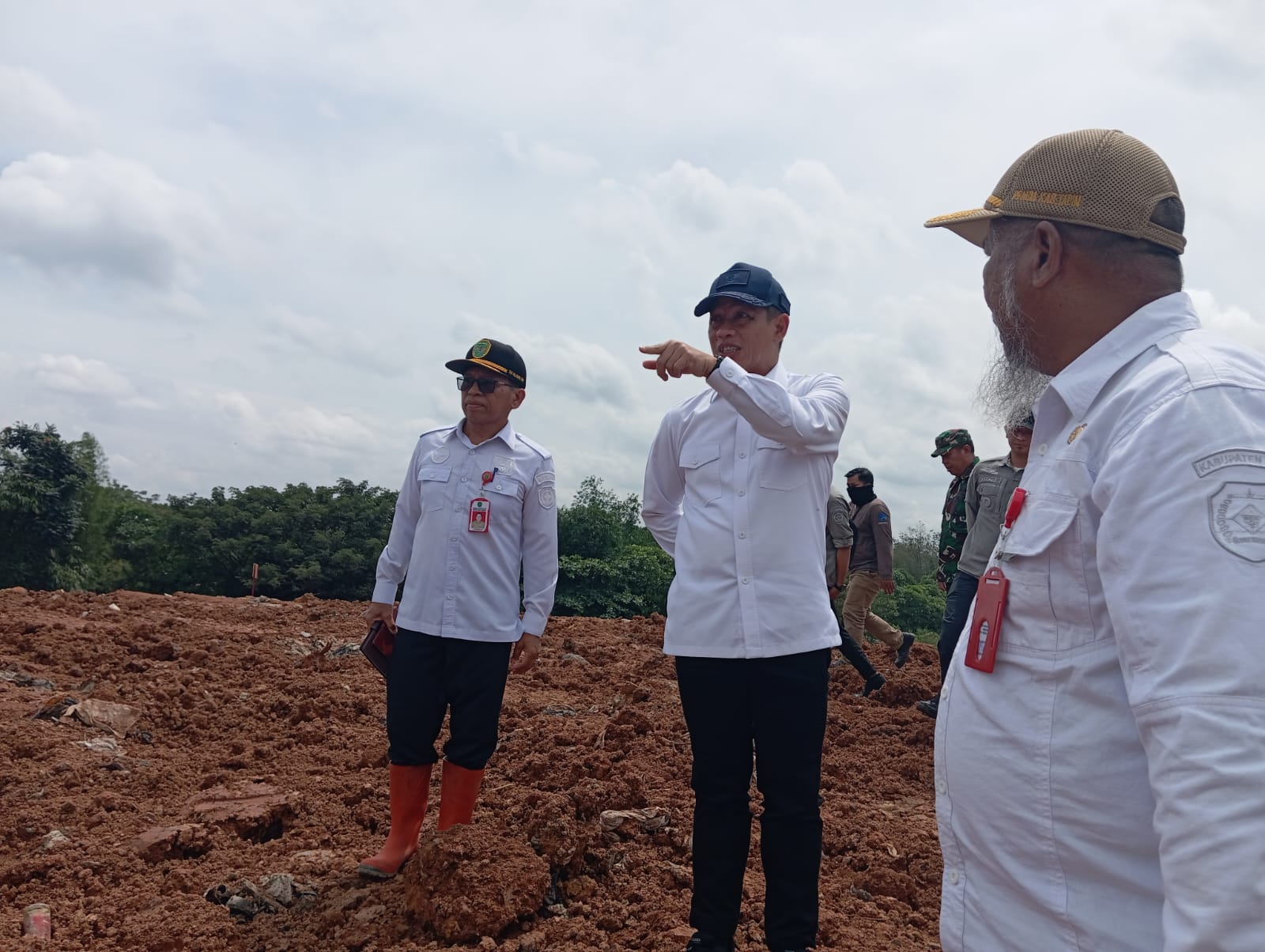 INSTRUKSIKAN TPS3R: Menteri LH sekaligus Kepala BPLH Hanif Faisol melihat pengelola sampah di TPA Hatiwin Desa Hatiwin, Kecamatan Tapin Selatan, Kabupaten Tapin.(Foto: Rasidi Fadli/Radar Banjarmasin)