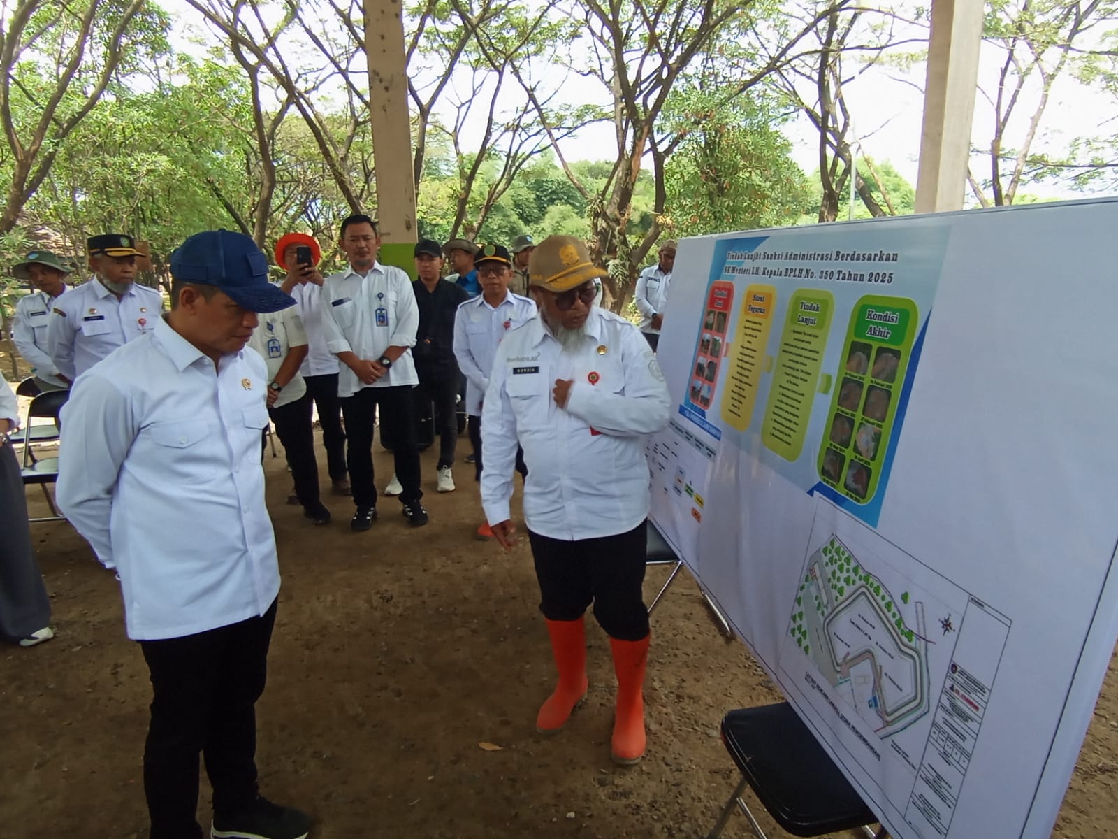 LIHAT DENAH: Menteri LH sekaligus Kepala BPLH Hanif Faisol melihat pengelola sampah di TPA Hatiwin Desa Hatiwin, Kecamatan Tapin Selatan, Kabupaten Tapin.(Foto: Rasidi Fadli/Radar Banjarmasin)