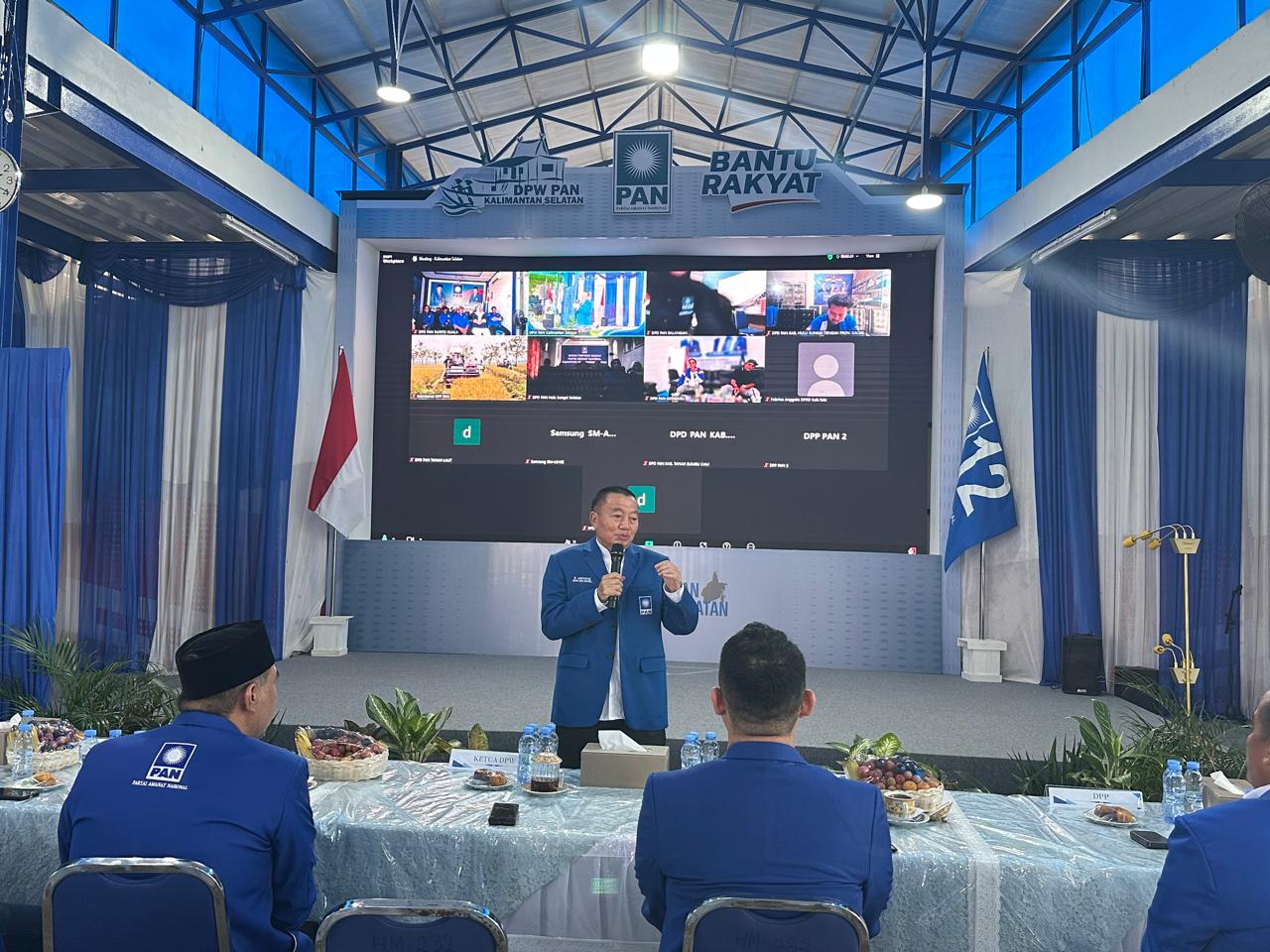 KEMBALI TERPILIH: Muhidin saat ditunjuk kembali sebagai Ketua DPW PAN Kalsel di Muswil PAN, Ahad (18/5).