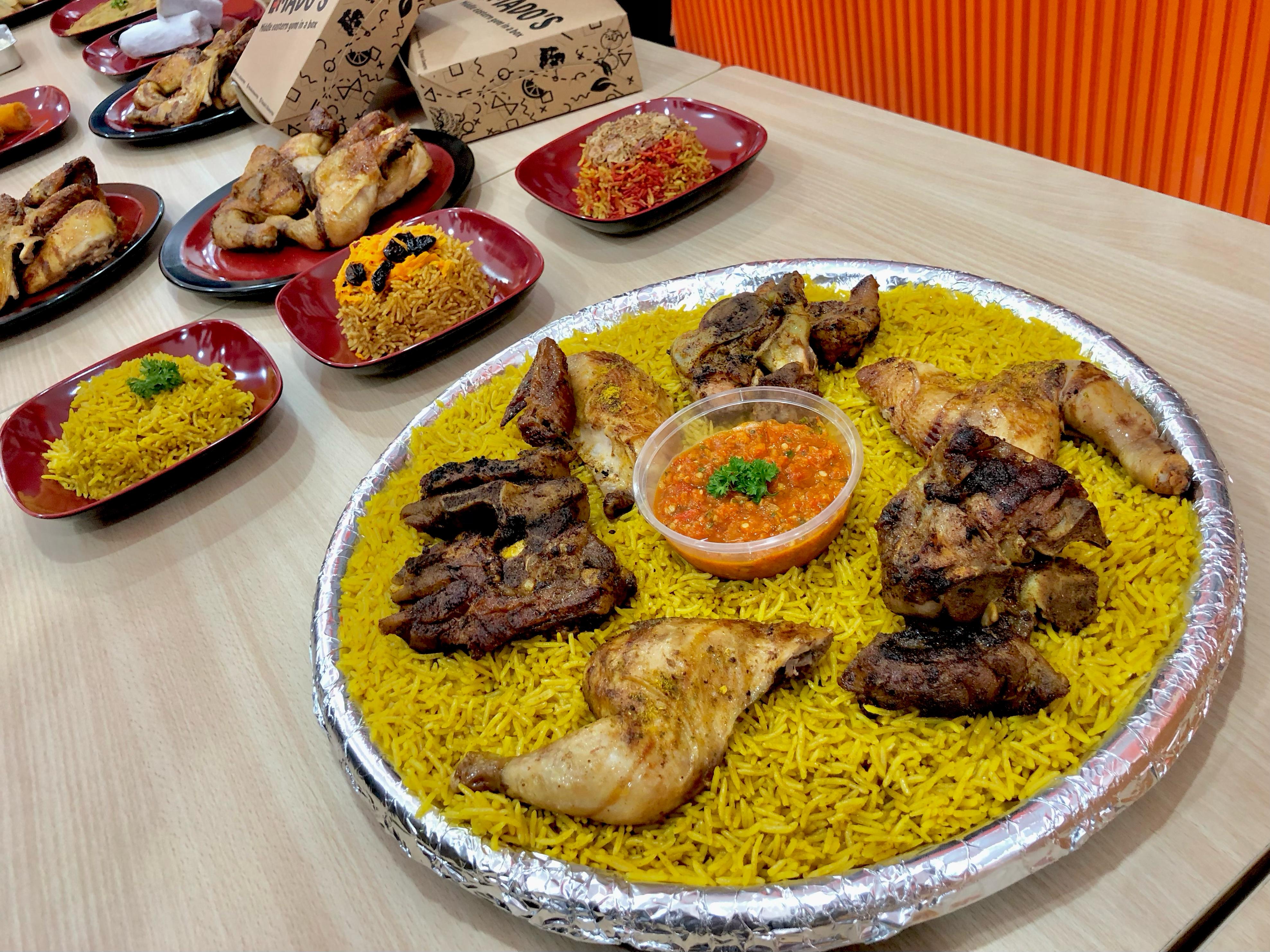 MIX LAMB:Founder Emado&rsquo;s Eman Al Amad mengenalkan menu Sultan Mandhi Mix ayam dan lamb, dijual dengan harga Rp315.000.(Foto:Tia Lalita Novitri/Radar Banjarmasin)