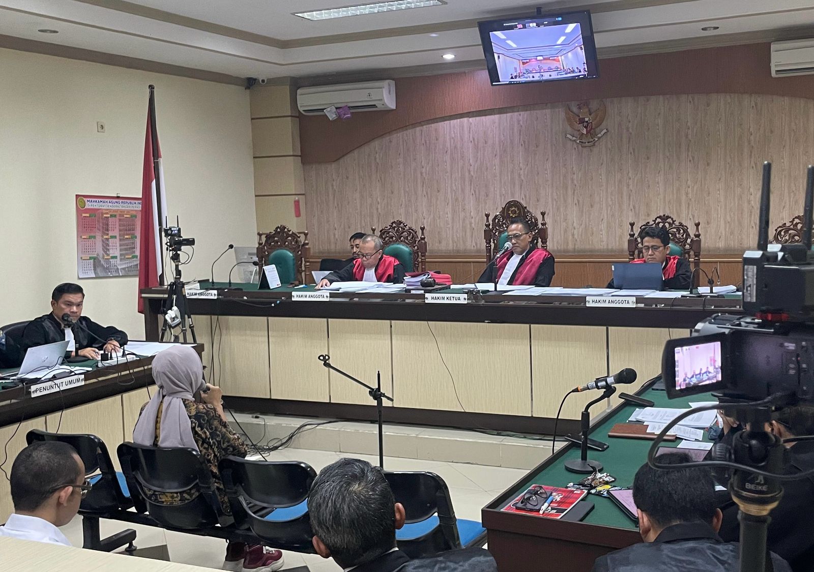 SAKSI MAHKOTA: Yulianti Erlinah sempat menangis saat menjadi saksi mahkota di perkara gratifikasi OTT KPK di Dinas PUPR Kalsel.