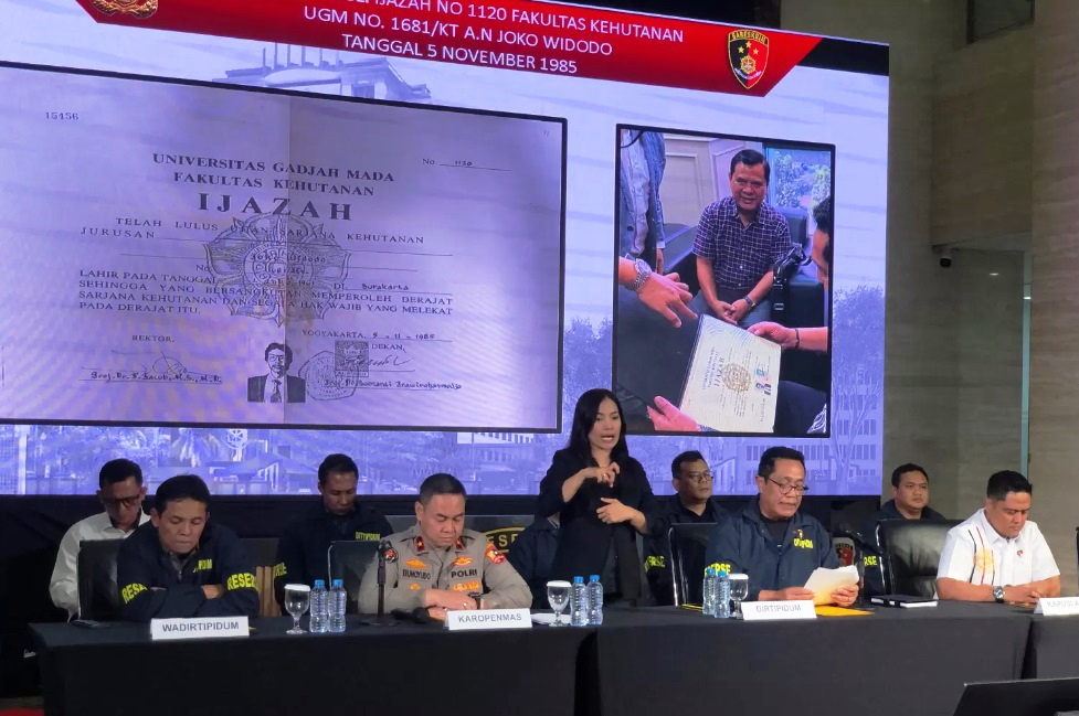 RILIS KASUS: Bareskrim Polri menyampaikan keterangan terkait kasus ijazah mantan Presiden Joko Widodo. (Foto: Syahrul Yunizar/Jawa Pos)