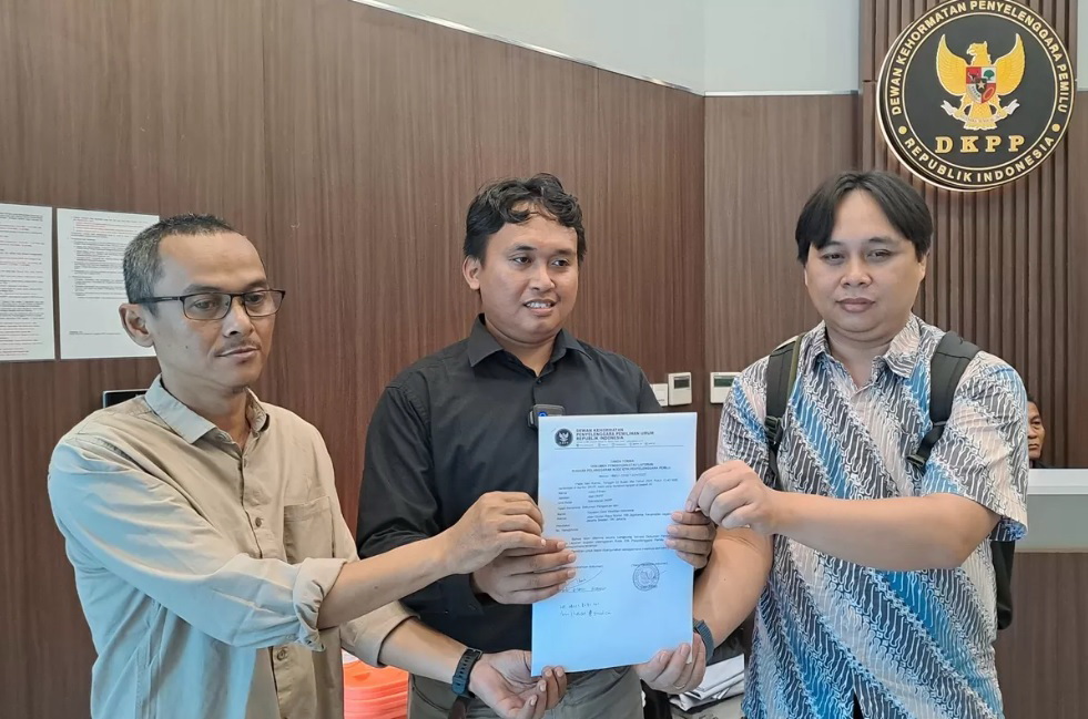 LAPORAN: Transparency International Indonesia, Trend Asia, dan Themis Indonesia mengadukan tujuh komisioner dan sekjen KPU RI ke DKPP, Kamis (22/5). (Foto: Folly Akbar/Jawa Pos)