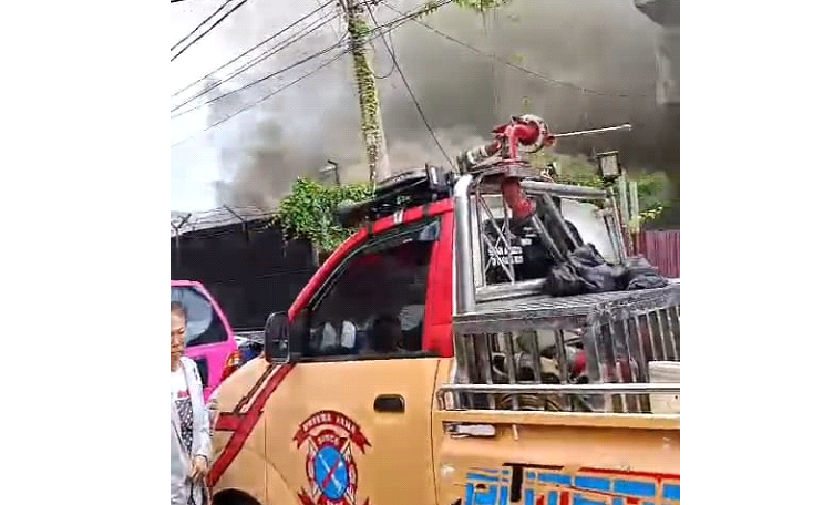 BERKOBAR: Perusahaan penyimpanan uang di Banjarmasin terbakar saat Salat Jumat. (Foto: Relawan untuk Radar Banjarmasin)