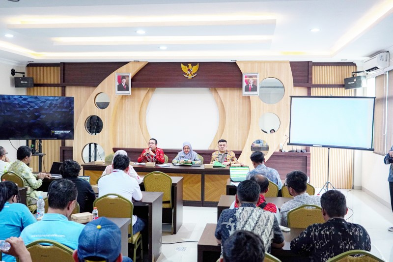 PEMBENAHAN: Rakor Pembenahan Jaringan Optik bersama perusahaan penyedia infrastruktur jaringan optik di Aula Dinas PUPR Banjarbaru, Kamis (22/5).