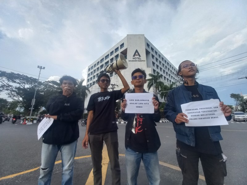 AKSI KAMISAN: Peringatan Jumat Kelabu yang terjadi pada 28 tahun silam di perempatan Jalan Lambung Mangkurat, kemarin (22/5).