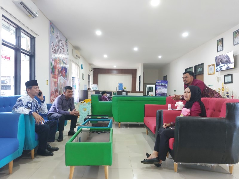 SEHAT: Bidan Ari Yuliana (kanan) saat menggendong bayi perempuan yang ditemukan di depan toko pertanian di Desa Ranggang pad Rabu (21/5) tengah malam.