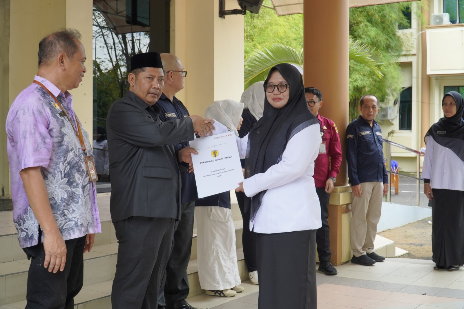 BAHAGIA:Bupati Kabupaten HST, Samsul Rizal membagikan Surat Keputusan (SK) CPNS dan PPPK saat apel di halaman Kantor Bupati HST, Jumat (23/5/2025).